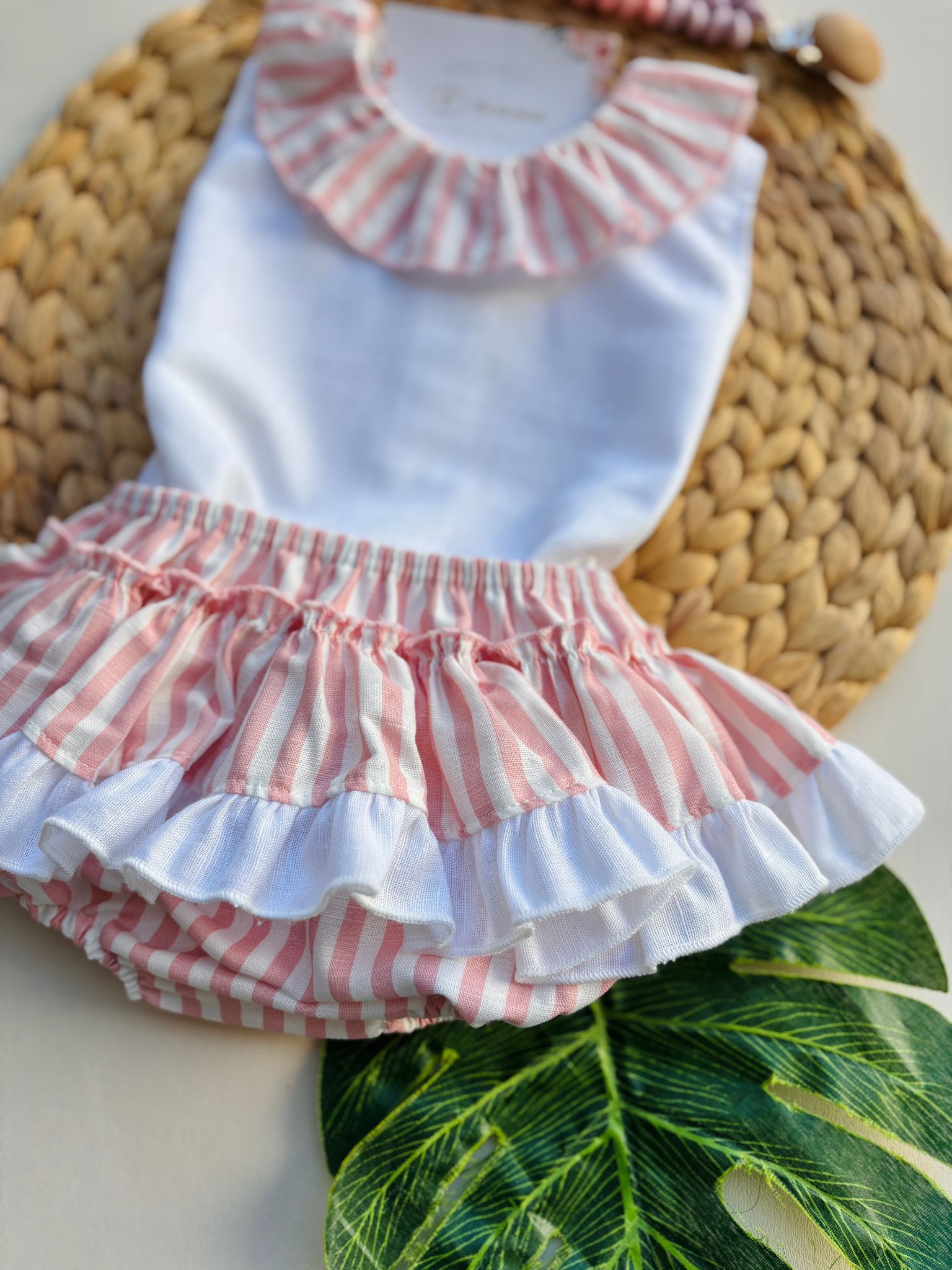 MAGLIETTINA CON COLLETTO A RIGHE E CULOTTINA CHE RICHIAMA LA STESSA FANTASIA BIANCO ROSA - Noi da piccoli