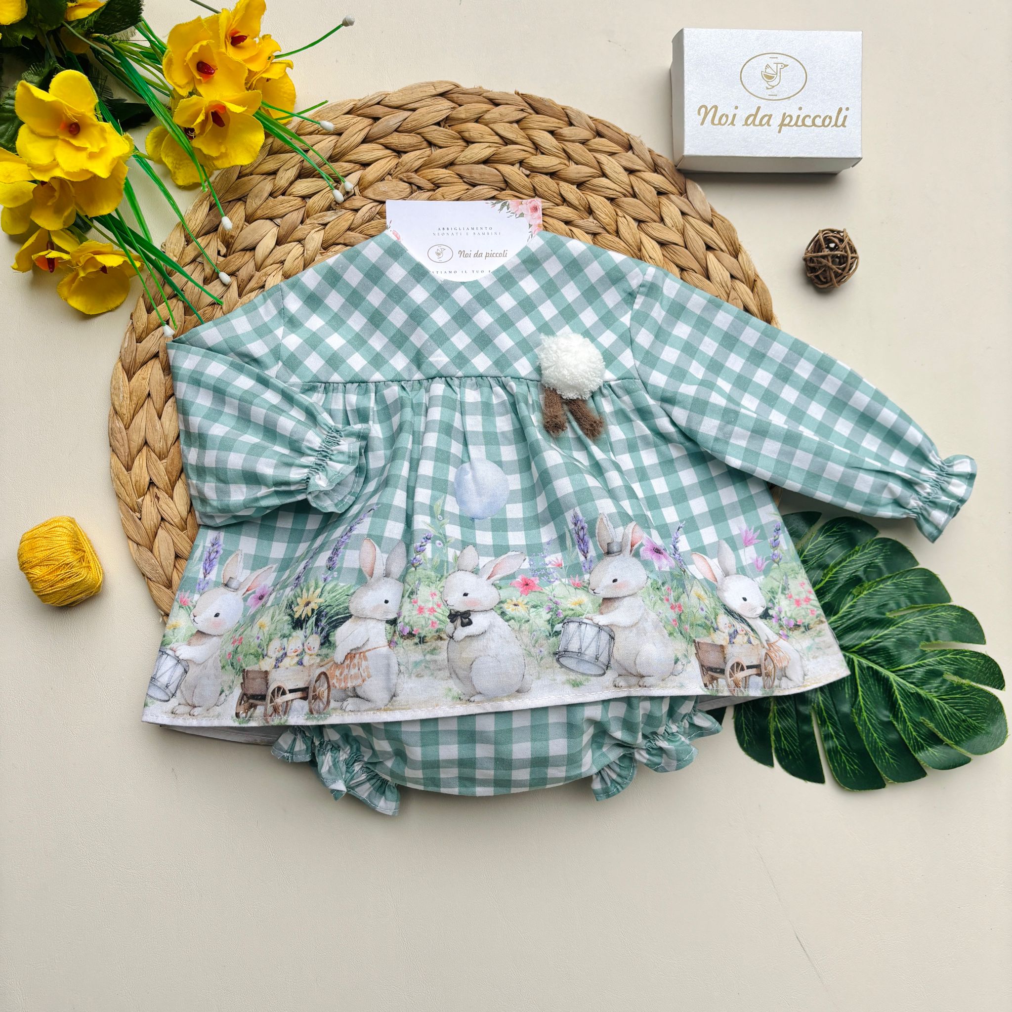MAGLIETTINA CON CULOTTINA A QUADRONI CON POMPON E CONIGLIETTI VERDE - Noi da piccoli