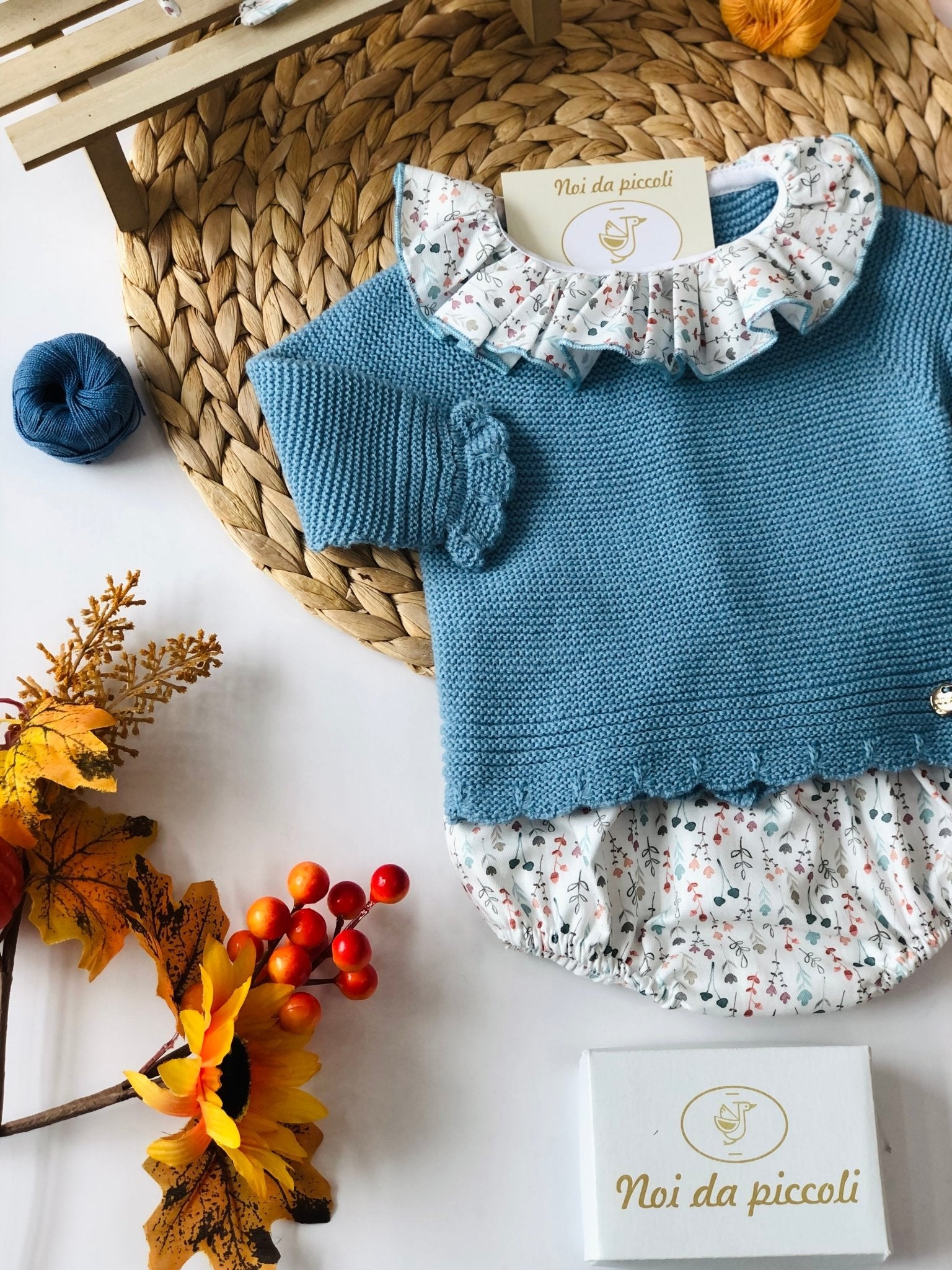 MAGLIETTINA CON CULOTTINA AZUL NUBE CON LANA MERINO E FLORES - Noi da piccoli