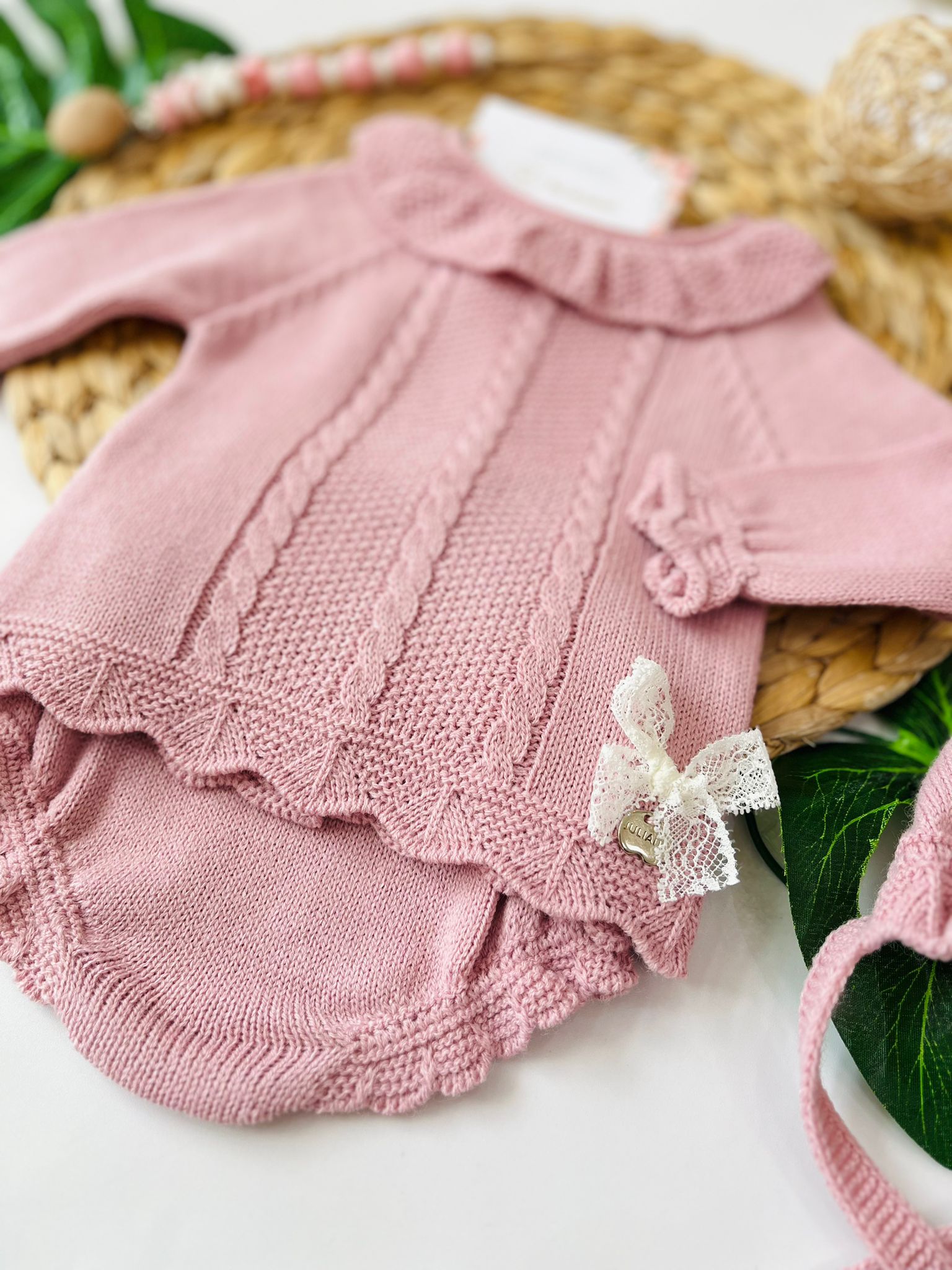 MAGLIETTINA CON CULOTTINA E CUFFIA 100% ACRILICO ROSA INTENSO TRECCE - Noi da piccoli