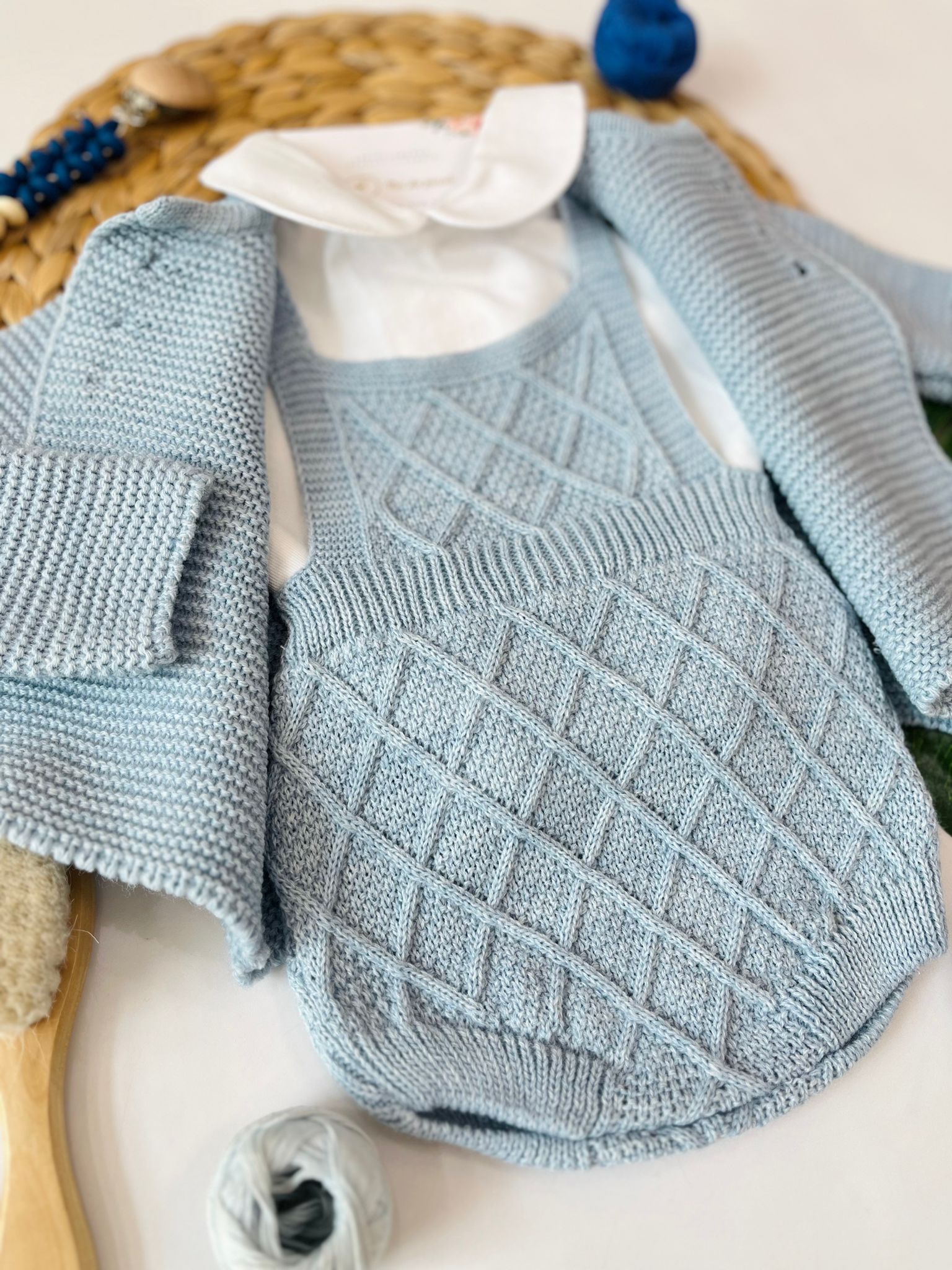 MAGLIETTINA CON SALOPETTE E GOLFINO FILATO CALDO POLVERE INTRECCIO - Noi da piccoli