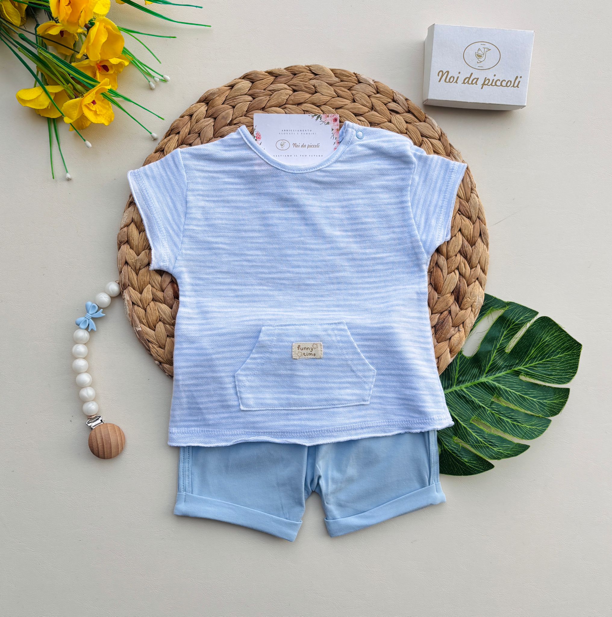 MAGLIETTINA IN COTONE A RIGHE CON PANTALONCINO Bianco Cielo - Noi da piccoli