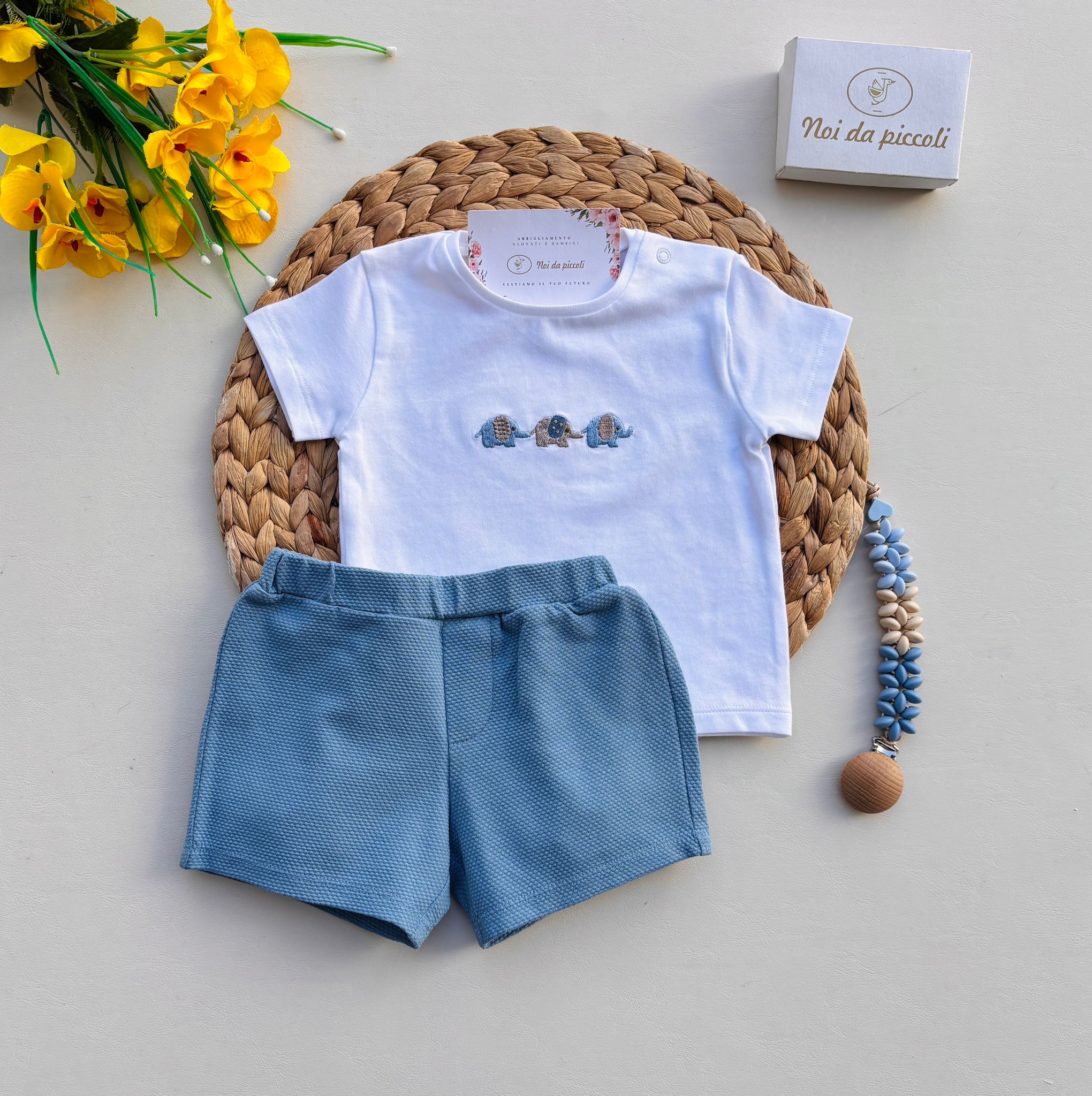 MAGLIETTINA IN COTONE CON ELEFANTINI CON PANTALONCINO BIANCO CIELO - Noi da piccoli