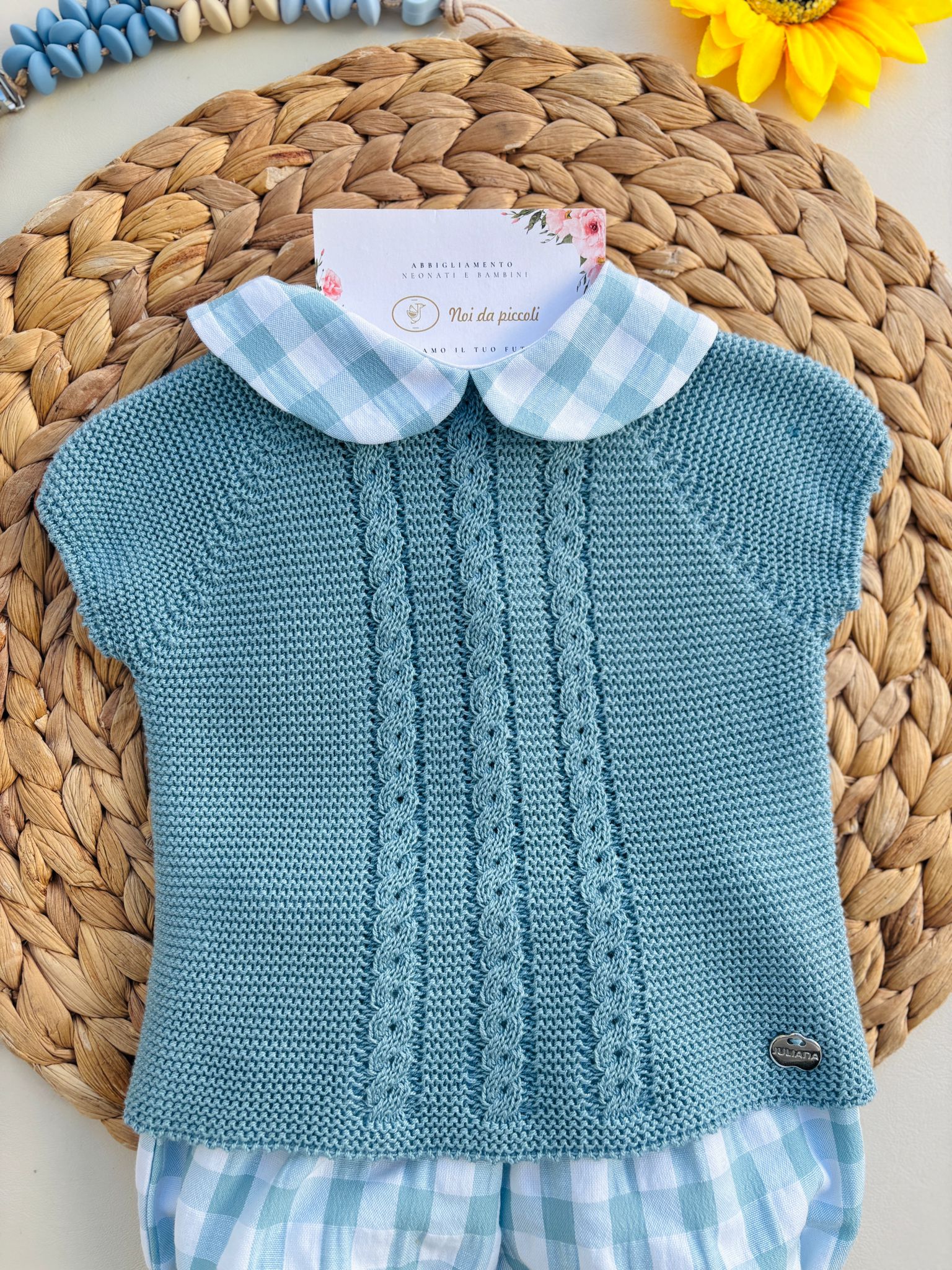 MAGLIETTINA IN COTONE E ACRILICO CON RICAMI AD INTRECCIO E CULOTTINA A QUADRONI NUBE - Noi da piccoli