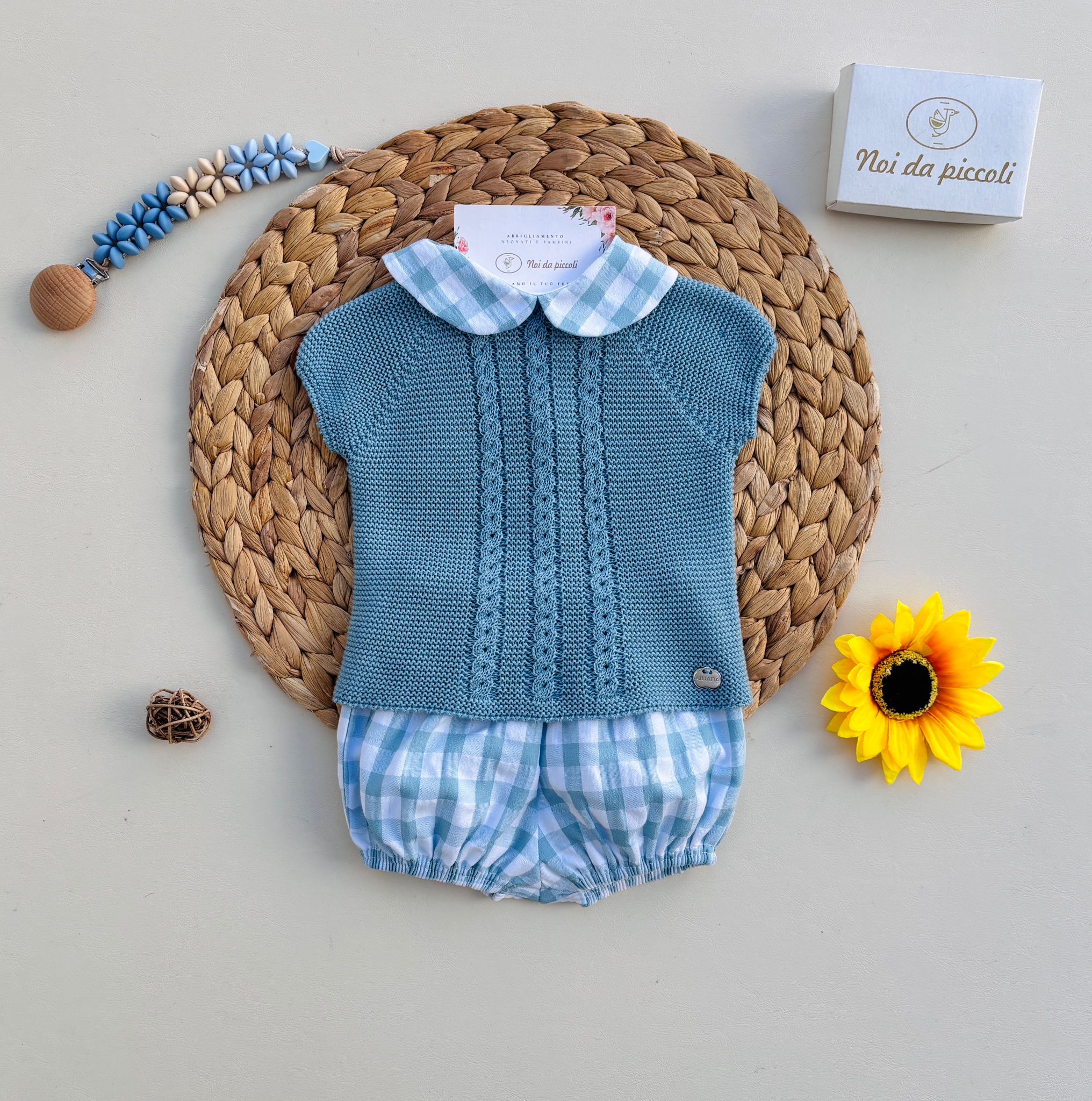 MAGLIETTINA IN COTONE E ACRILICO CON RICAMI AD INTRECCIO E CULOTTINA A QUADRONI NUBE - Noi da piccoli