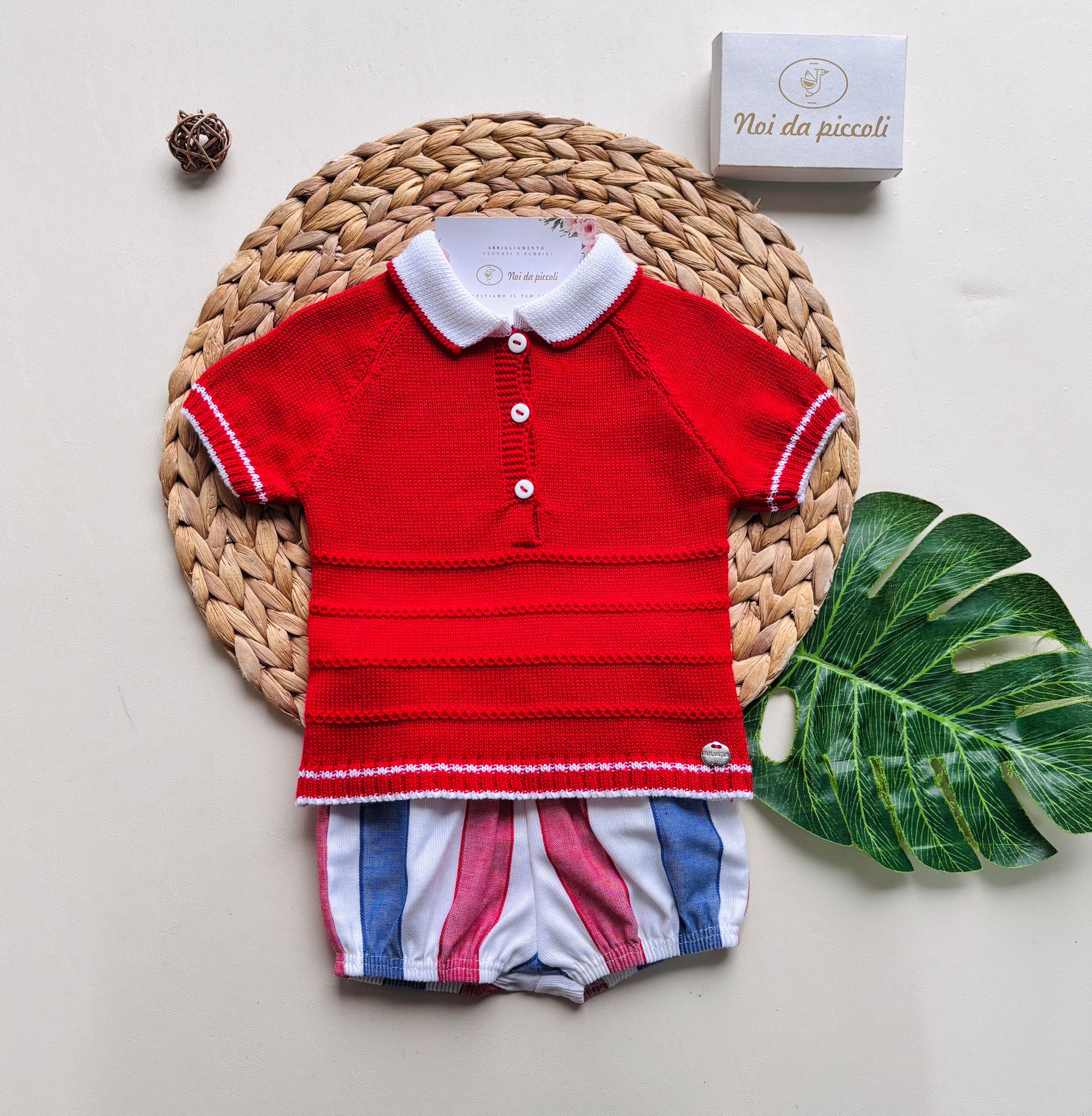 MAGLIETTINA IN OTONE E ACRILICO CON COLLETTO BIANCO E CULOTTINA A RIGHE rojo - Noi da piccoli