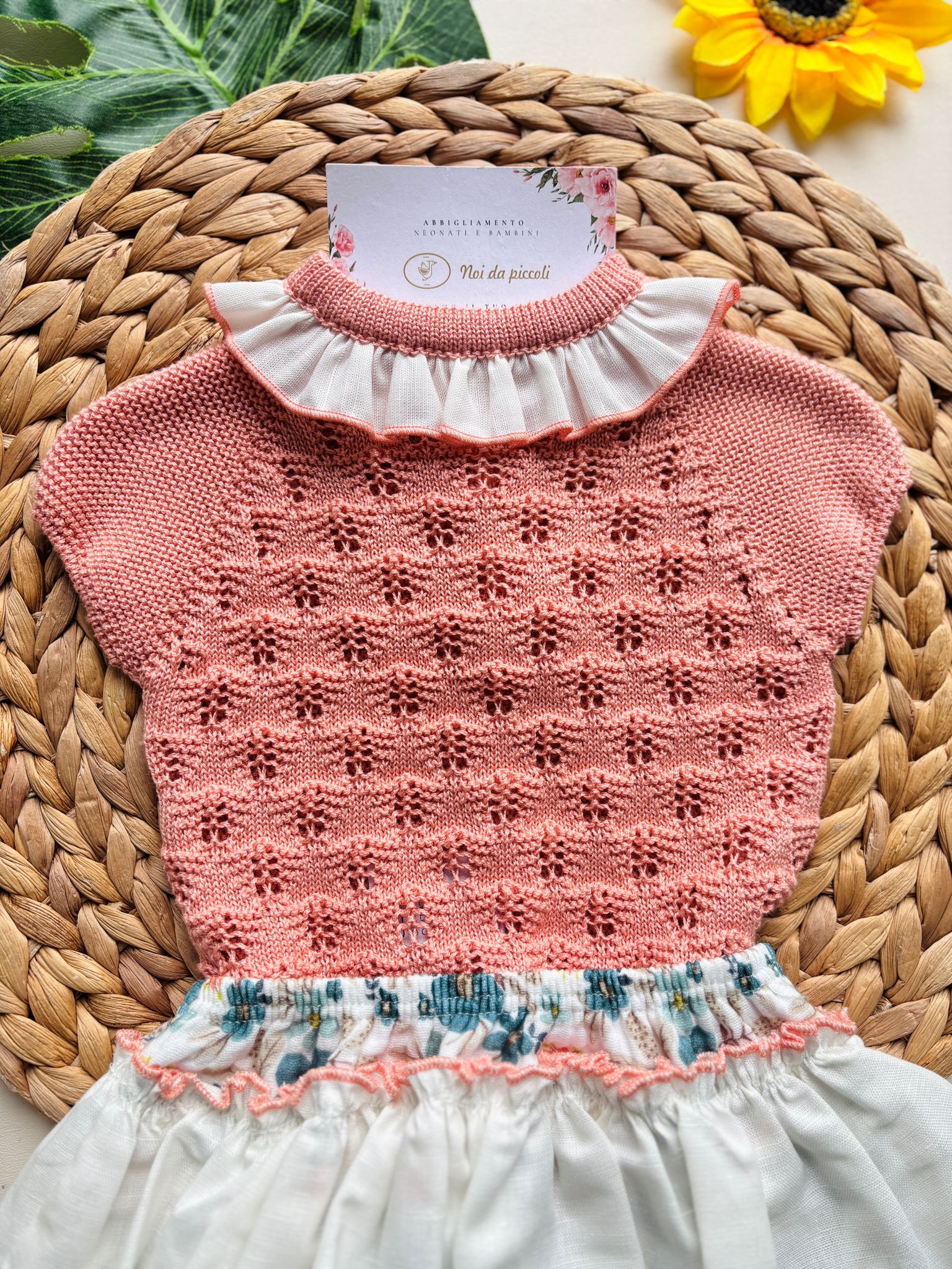MAGLIETTINA RICAMATA A GIRO MANICA E CULOTTINA FLOREALE SALMONE - Noi da piccoli