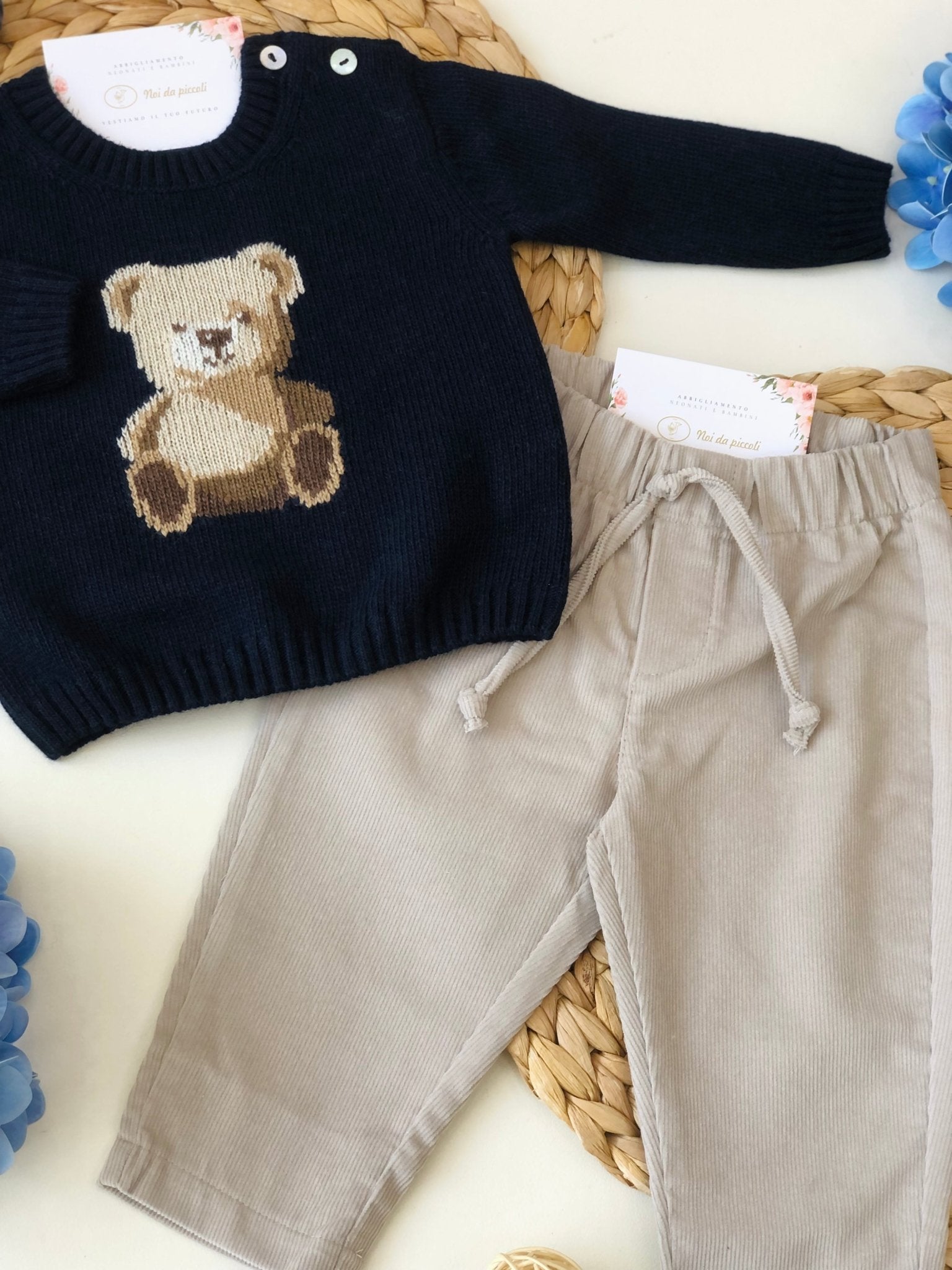 MAGLIONCINO BLU CON PANTALONE A COSTINE TORTORA - Noi da piccoli