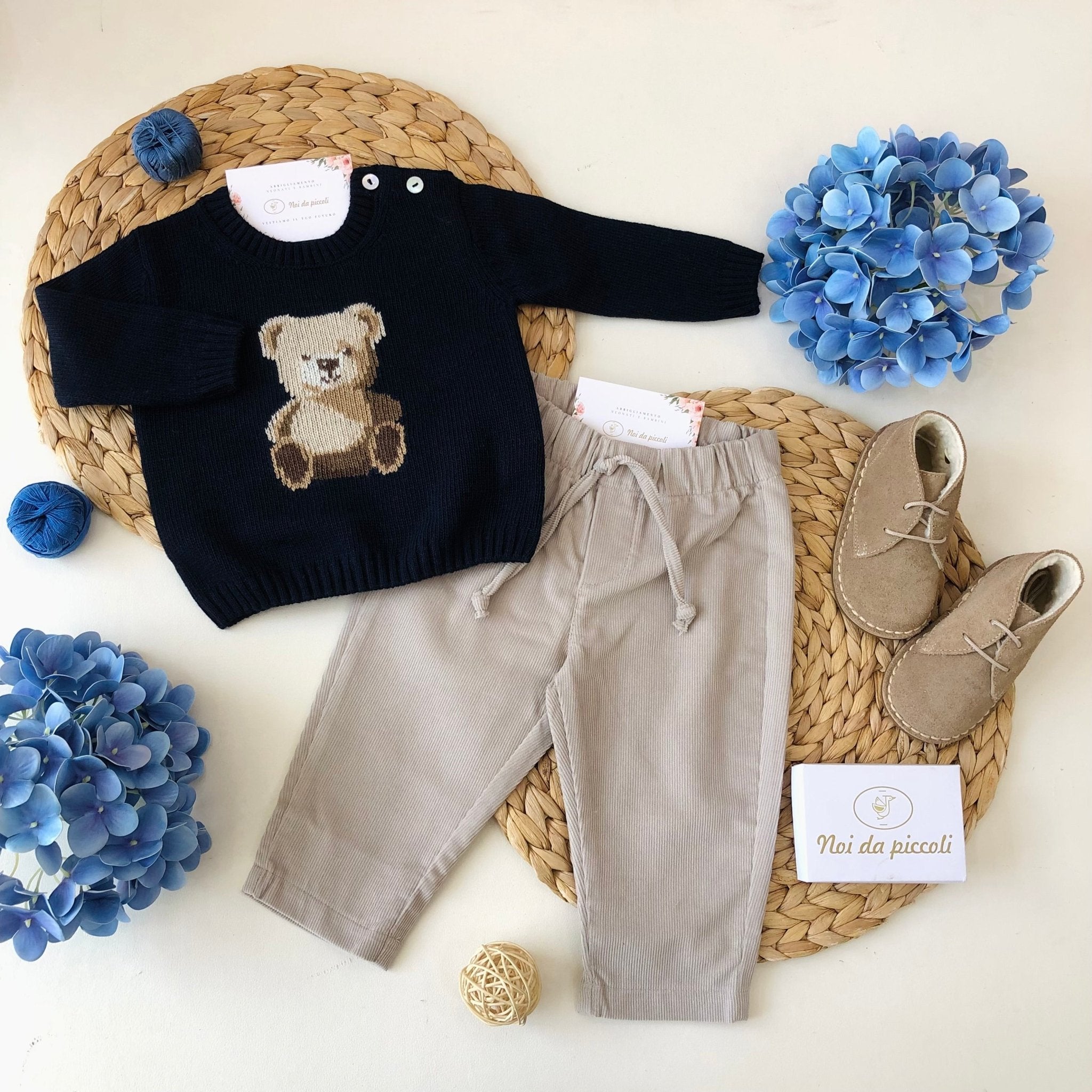 MAGLIONCINO BLU CON PANTALONE A COSTINE TORTORA - Noi da piccoli