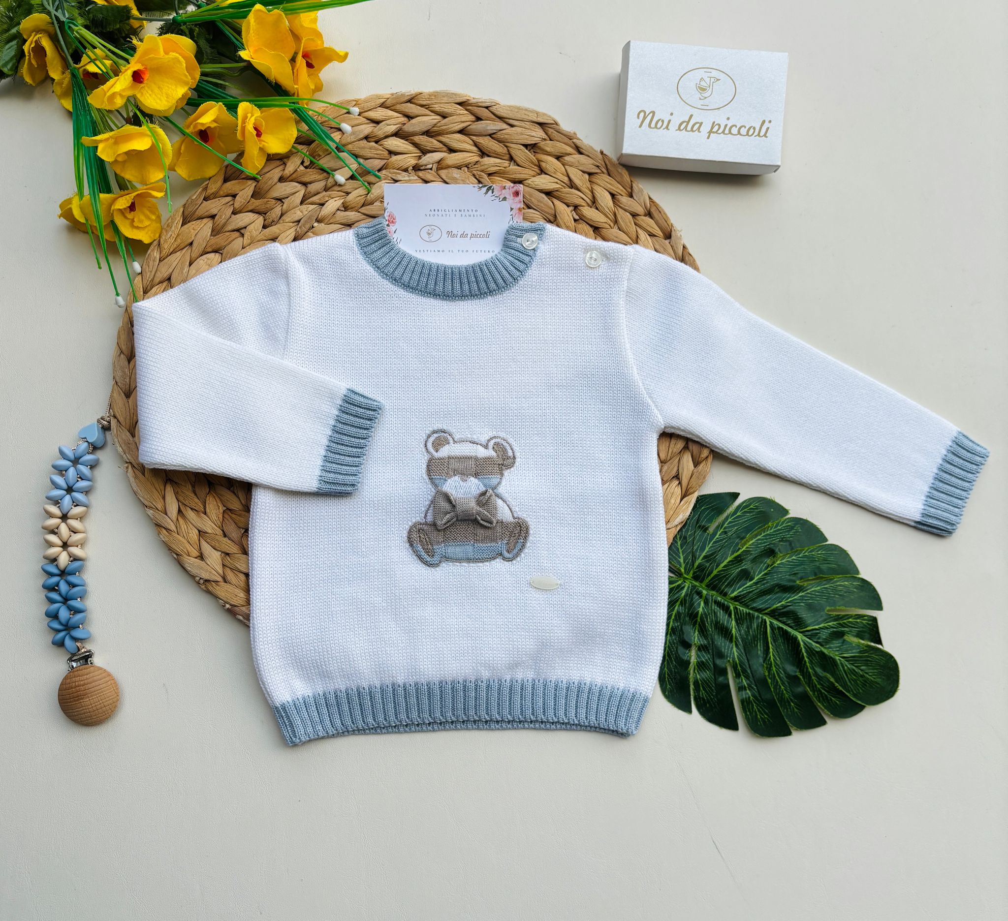 MAGLIONCINO IN FILATO CALDO CON ORSACCHIOTTO PANNA CIELO - Noi da piccoli