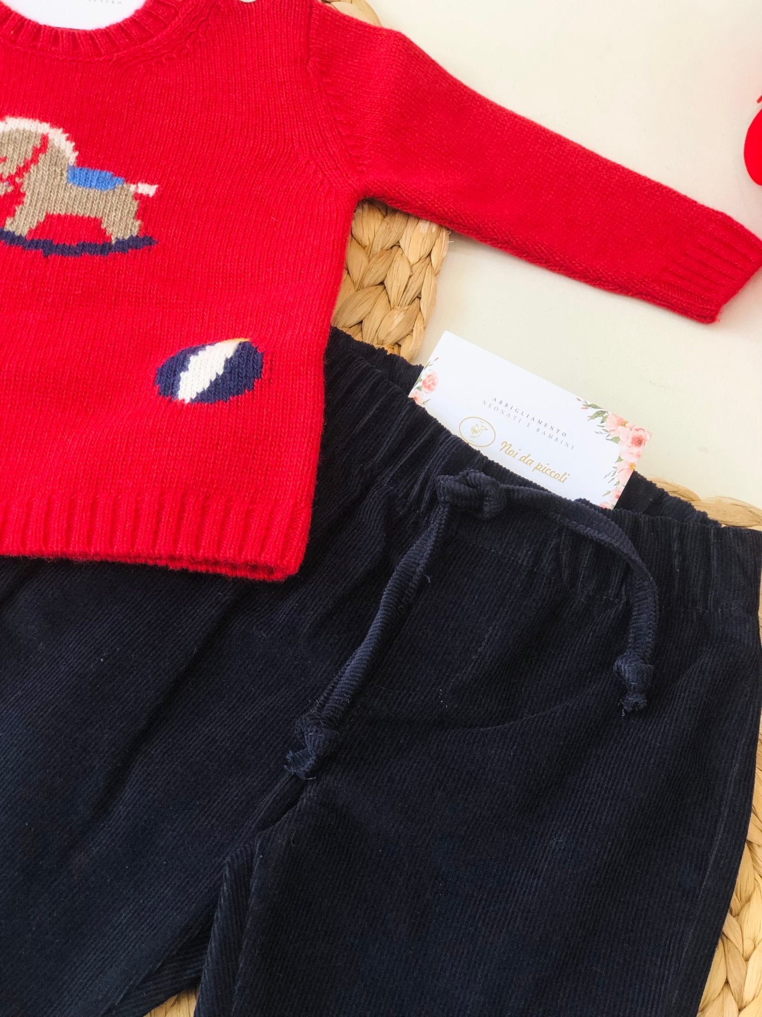 MAGLIONCINO ROSSO CON PANTALONE A COSTINE BLU NOTTE - Noi da piccoli