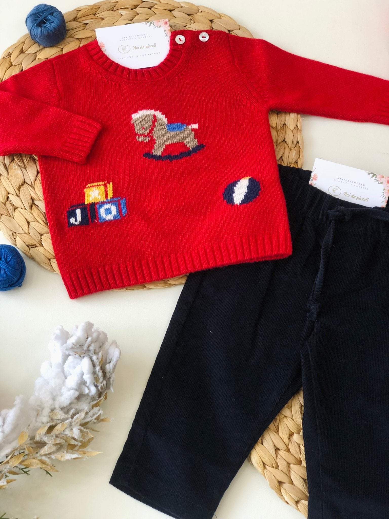 MAGLIONCINO ROSSO CON PANTALONE A COSTINE BLU NOTTE - Noi da piccoli