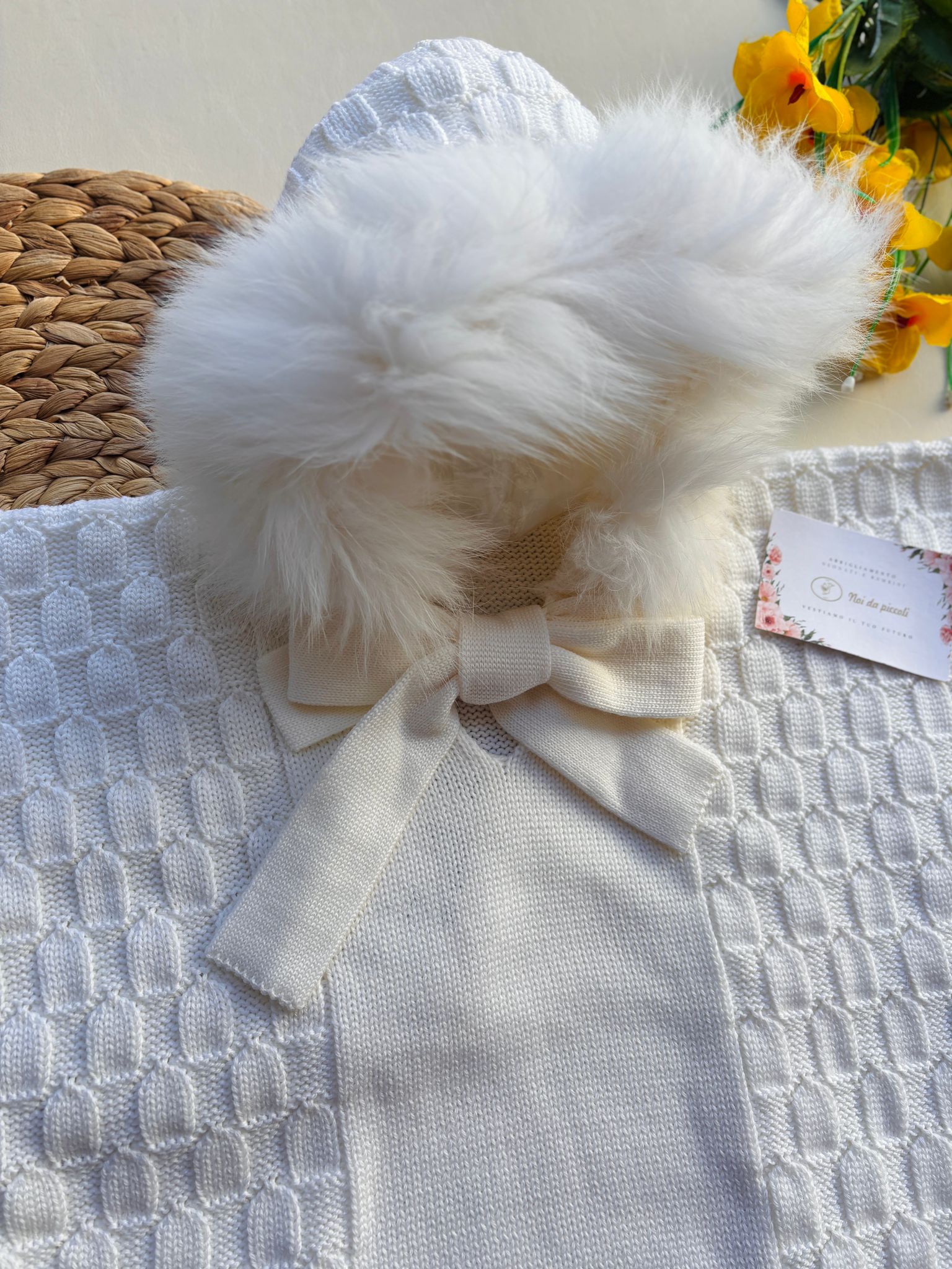 MANTELLA IN PURA LANA CON CAPPUCCIO IN PELLICCIA VANIGLIA - Noi da piccoli