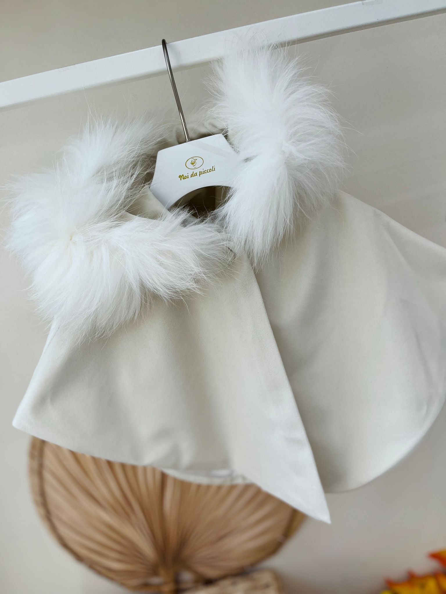 MANTELLA IN VELLUTINO CON CAPPUCCIO IN PELLICCIA Avorio - Noi da piccoli