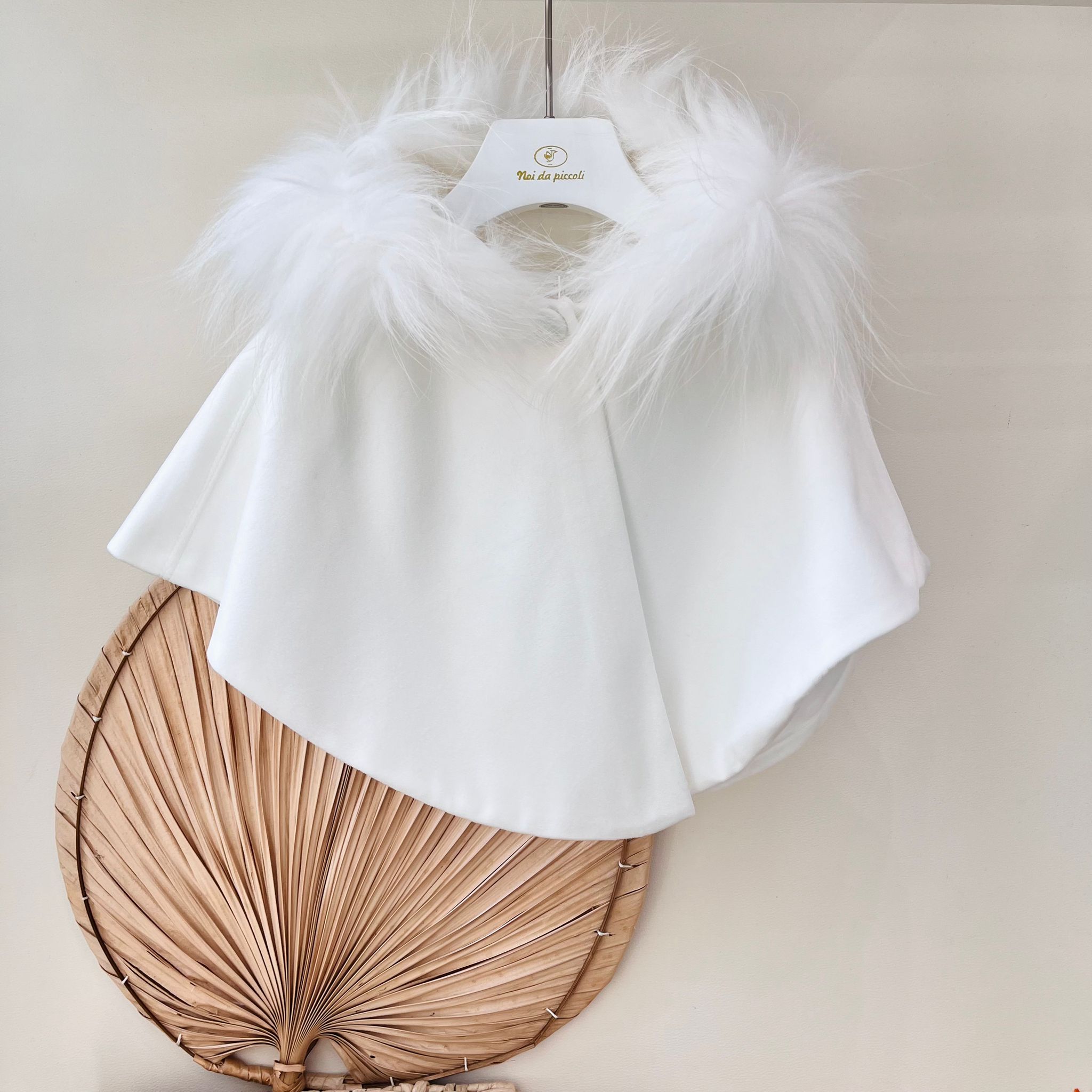 MANTELLA IN VELLUTINO CON CAPPUCCIO IN PELLICCIA BIANCO - Noi da piccoli