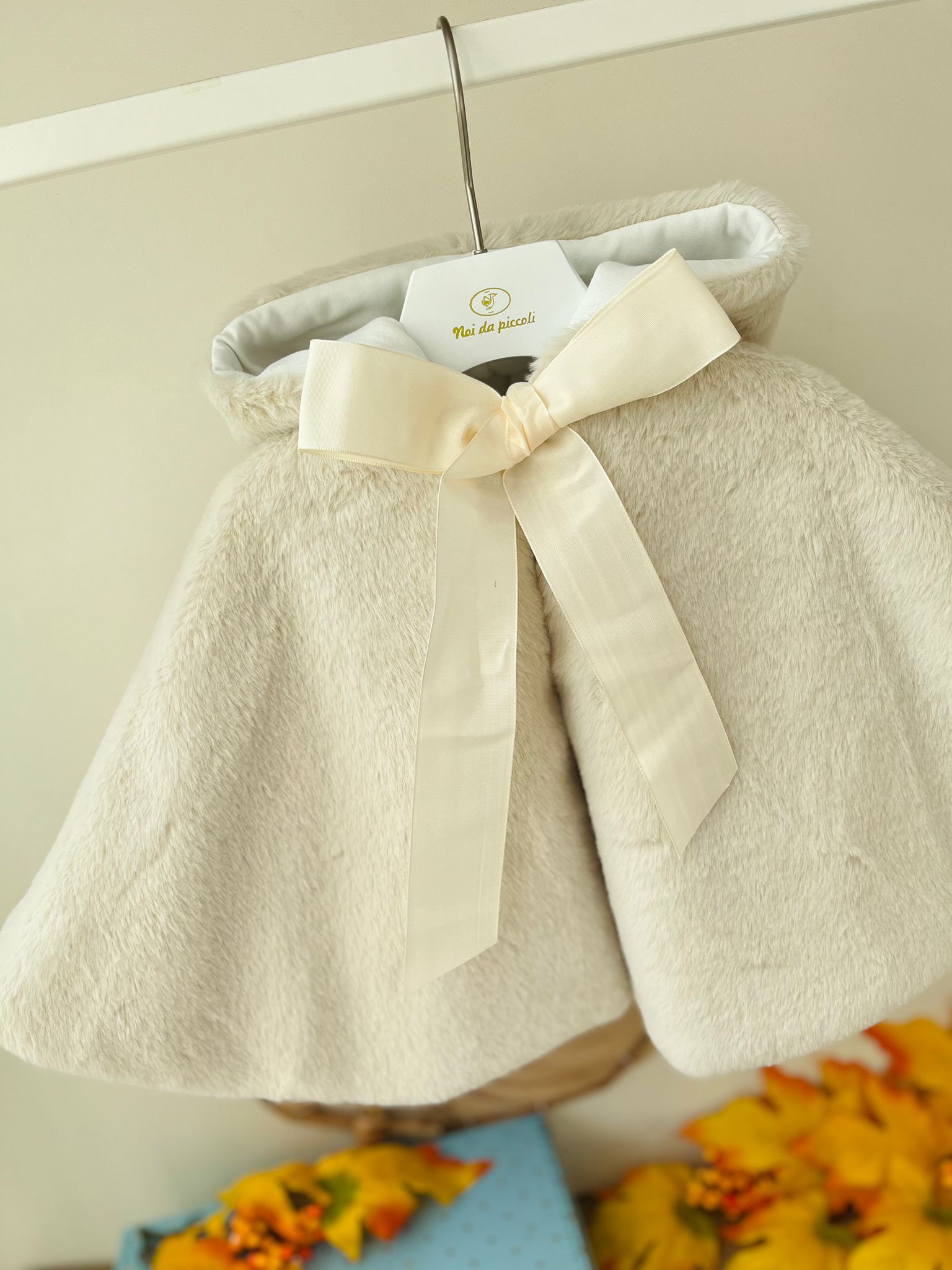 MANTELLINA BIANCA IN PELLICCIA ECOLOGICA FIOCCO Avorio - Noi da piccoli