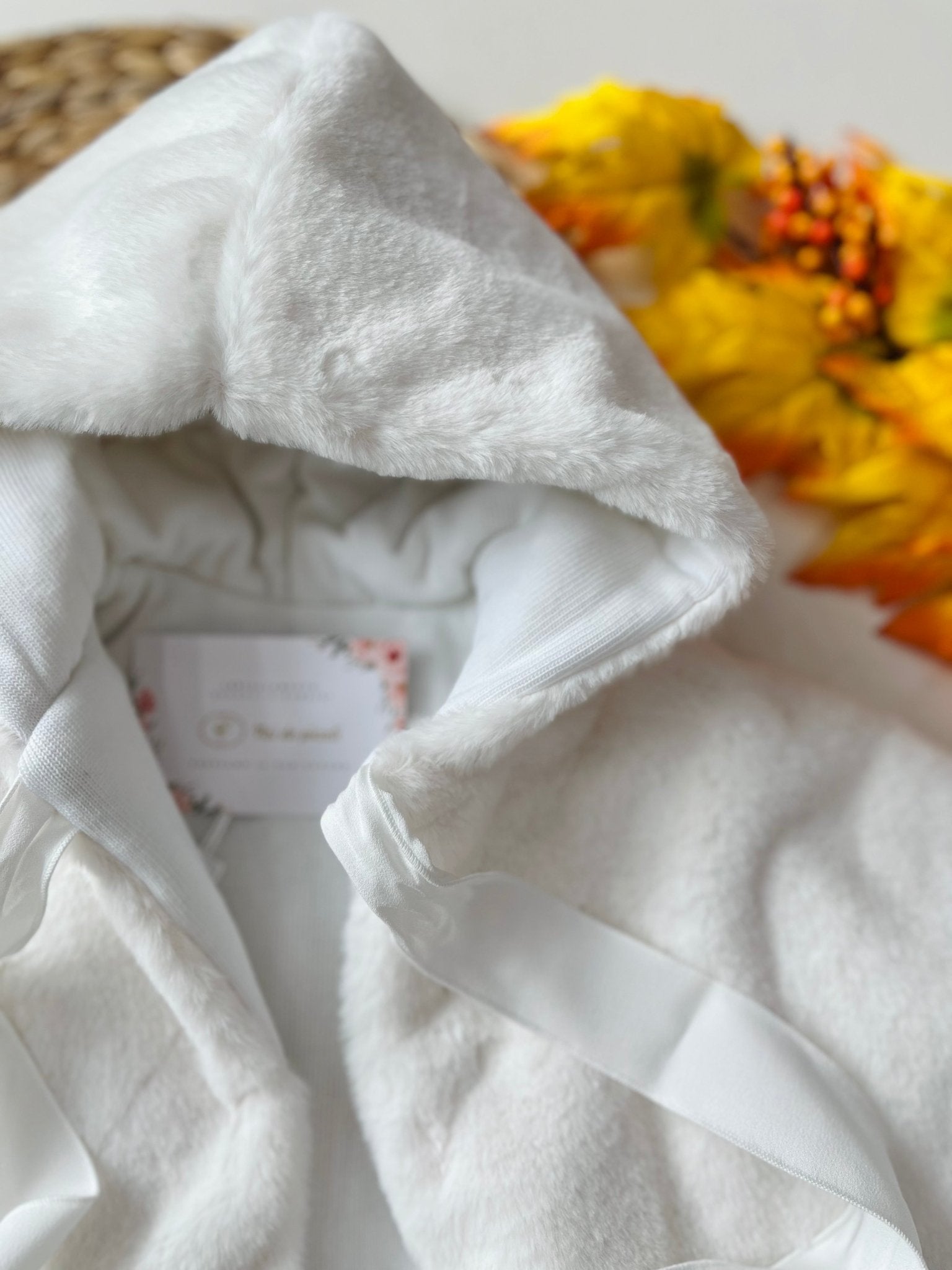 MANTELLINA BIANCA IN PELLICCIA ECOLOGICA FIOCCO BIANCO - Noi da piccoli