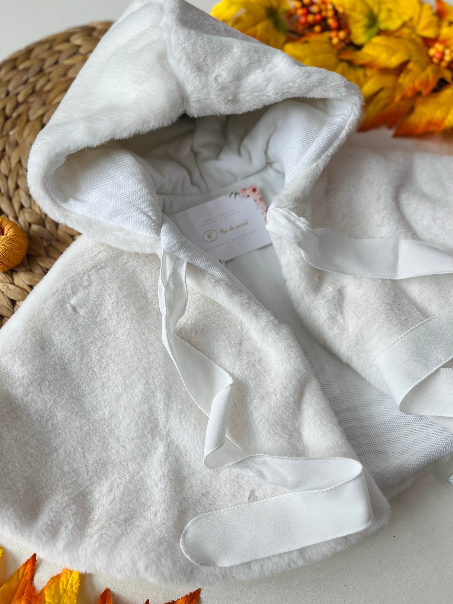 MANTELLINA BIANCA IN PELLICCIA ECOLOGICA FIOCCO BIANCO - Noi da piccoli