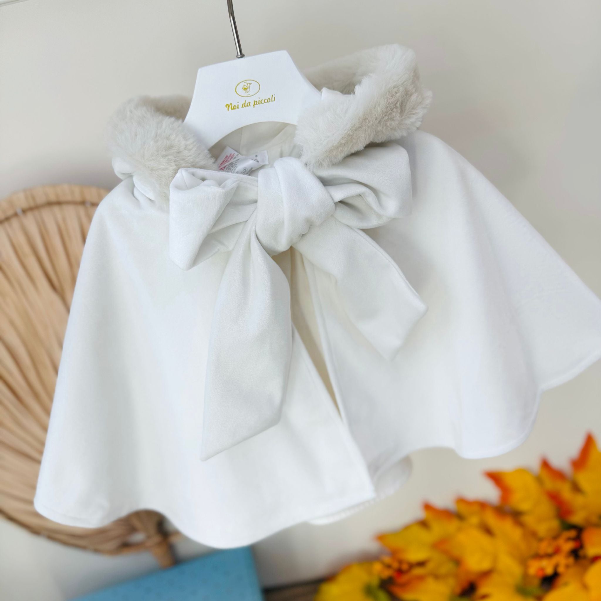 MANTELLINA IN VELLUTINO CON CAPPUCCIO IN PELLICCIA BIANCO - Noi da piccoli