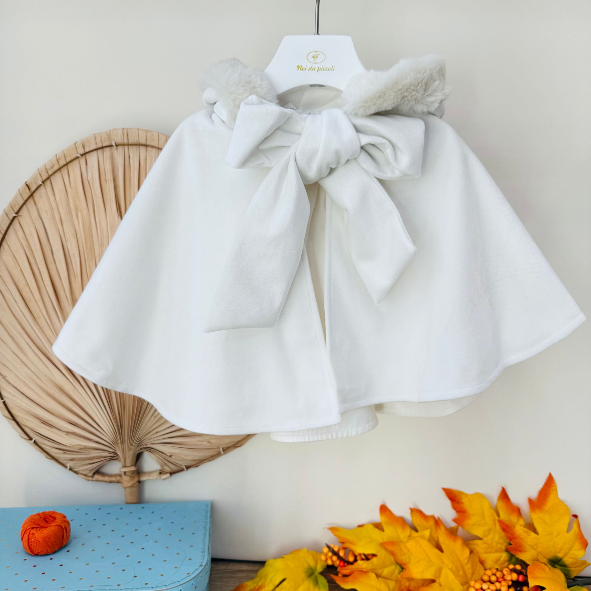 MANTELLINA IN VELLUTINO CON CAPPUCCIO IN PELLICCIA BIANCO - Noi da piccoli
