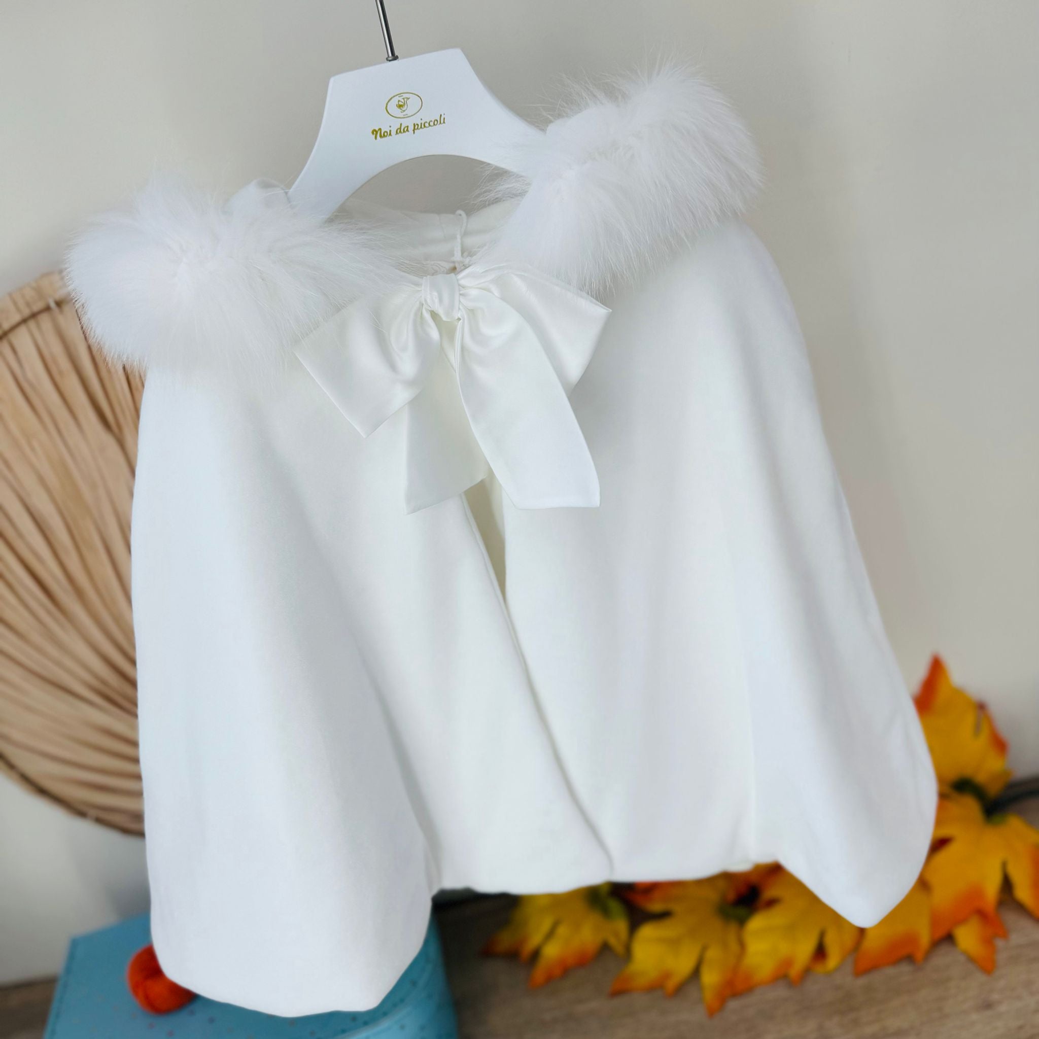 MANTELLINA IN VELLUTINO CON CAPPUCCIO IN PELLICCIA E FIOCCHETTO BIANCO - Noi da piccoli