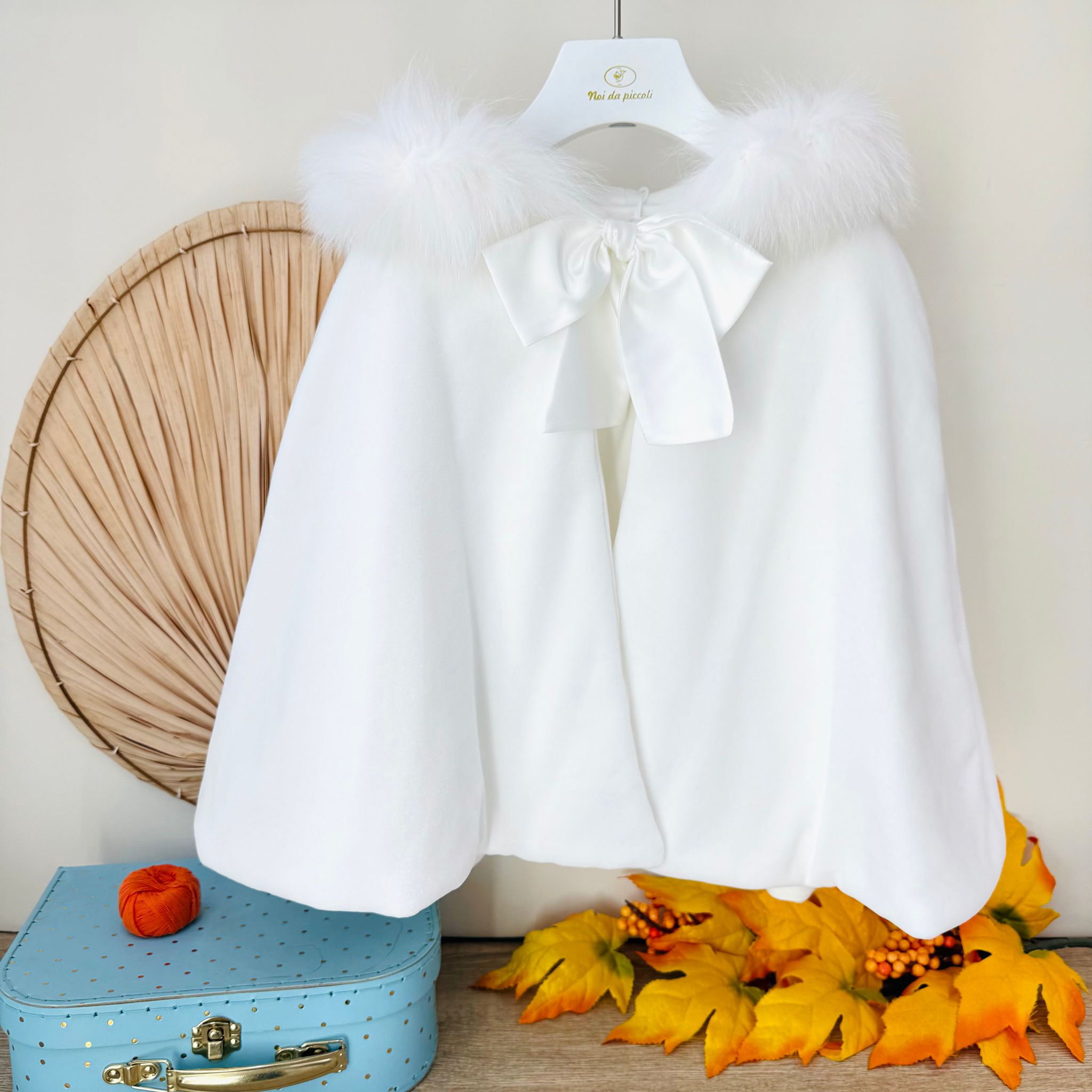 MANTELLINA IN VELLUTINO CON CAPPUCCIO IN PELLICCIA E FIOCCHETTO BIANCO - Noi da piccoli