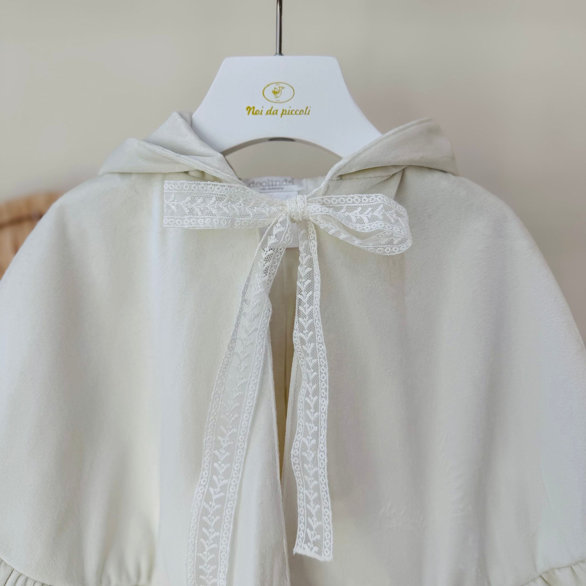 MANTELLINA IN VELLUTINO CON FIOCCHETTO RICAMATO PANNA - Noi da piccoli