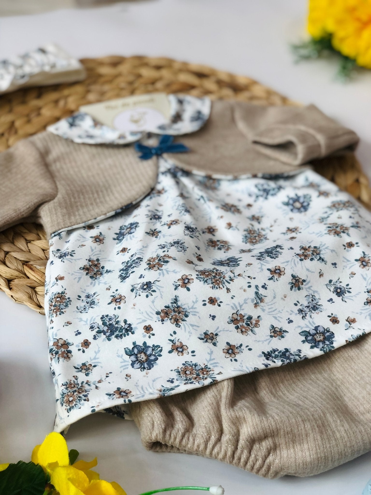 MINIABITO CON CULOTTE CALDO COTONE PANNA E POLVERE FIORI - Noi da piccoli