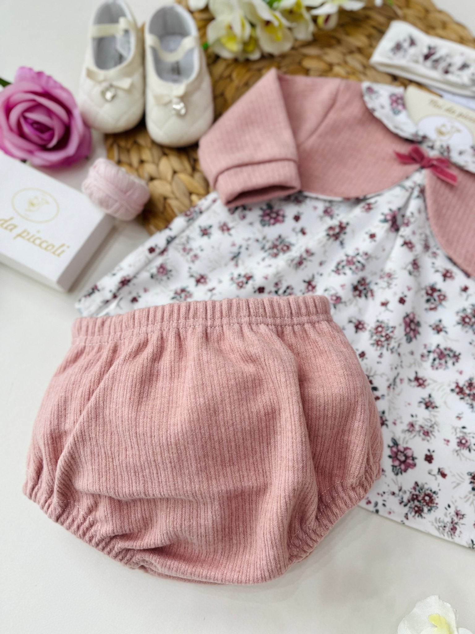 MINIABITO CON CULOTTE IN CALDO COTONE PANNA E ROSA FIORI - Noi da piccoli