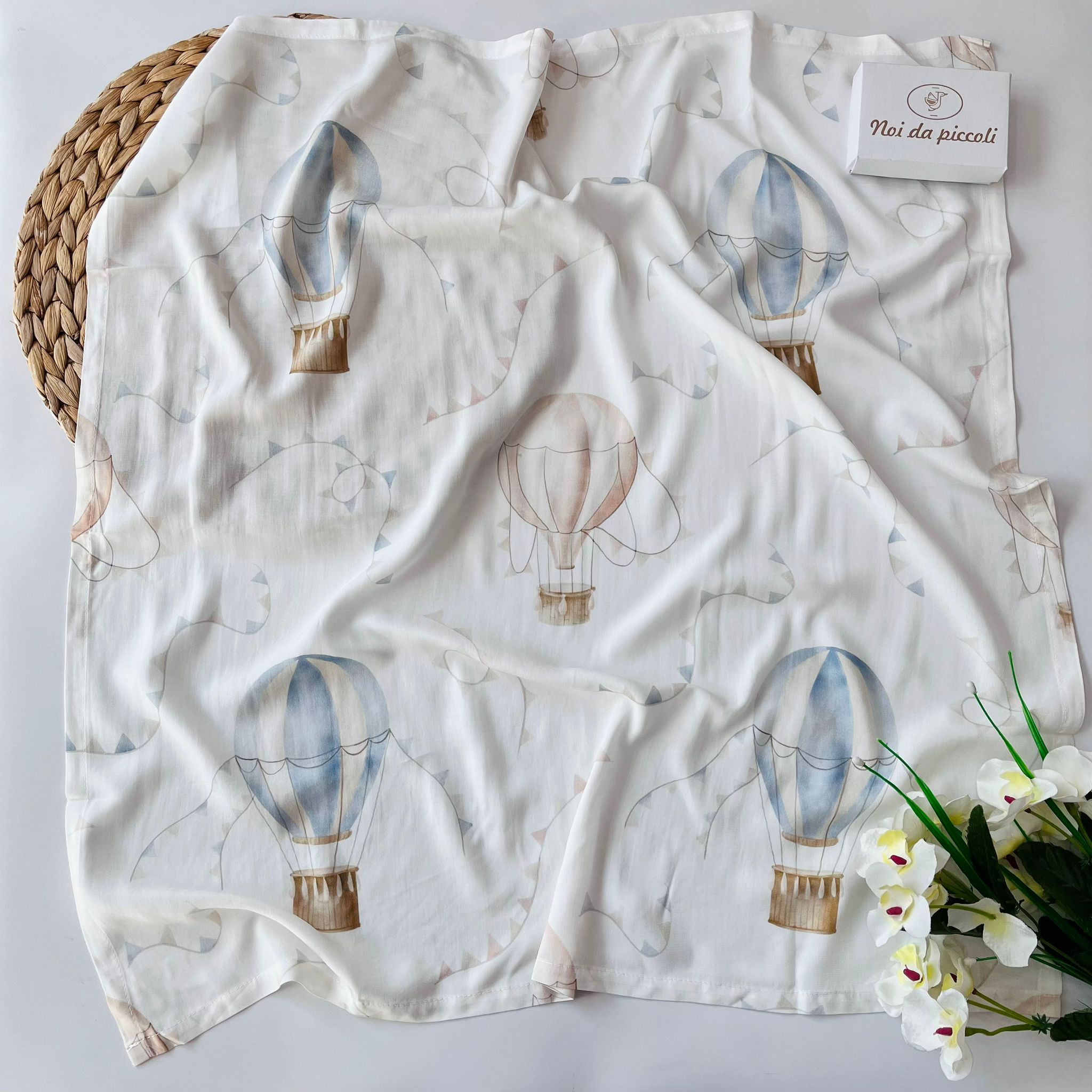 MUSSOLA BANDIERINE E MONGOLFIERA 110X110CM BIANCO - Noi da piccoli