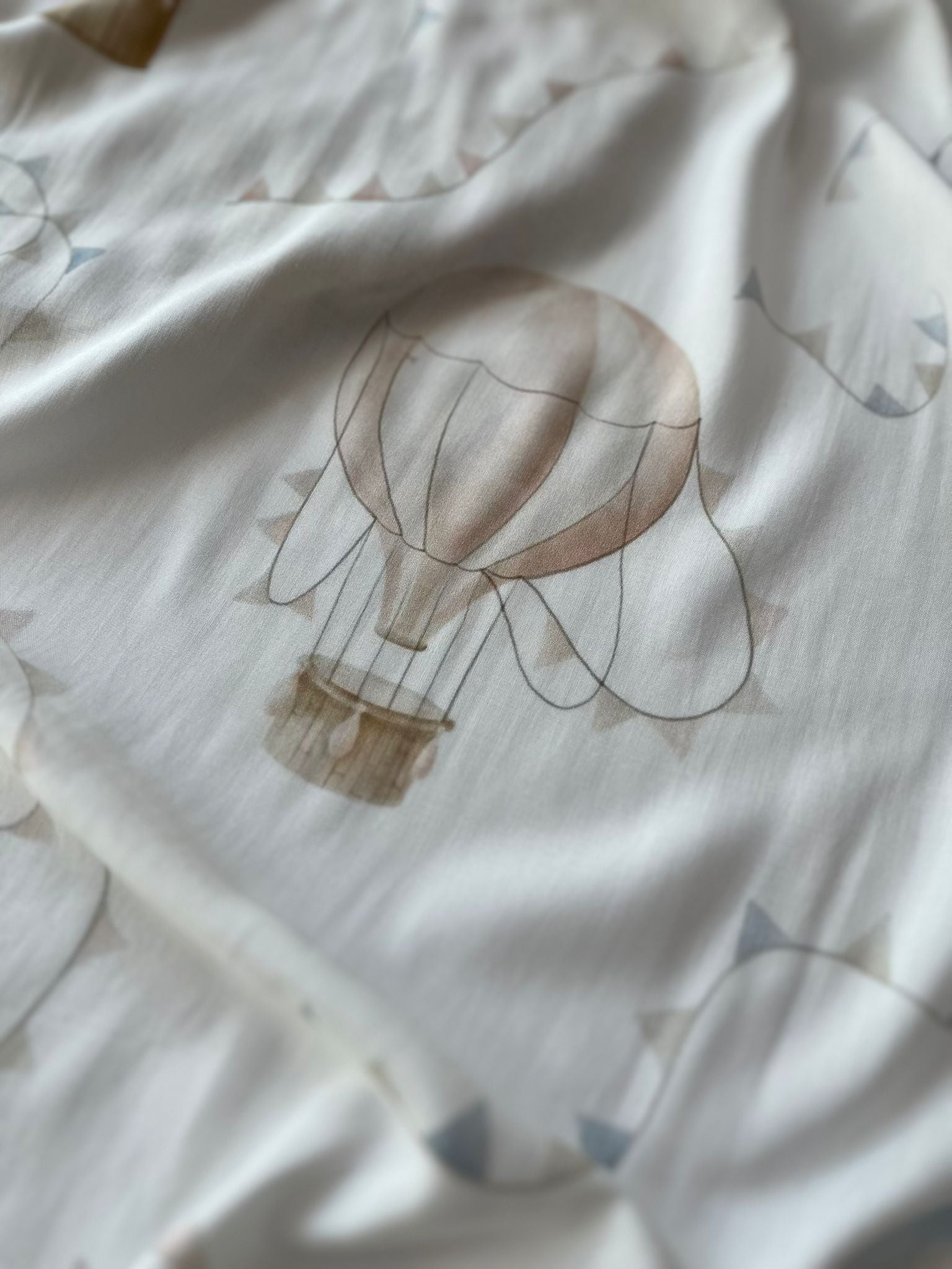 MUSSOLA BANDIERINE E MONGOLFIERA 110X110CM BIANCO - Noi da piccoli