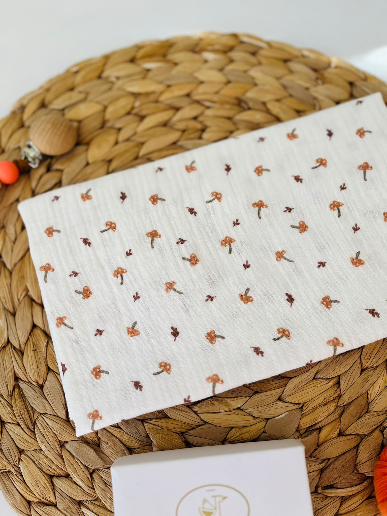 MUSSOLA FUNGHETTI E FOGLIOLINA 100 % COTONE PANNA - Noi da piccoli