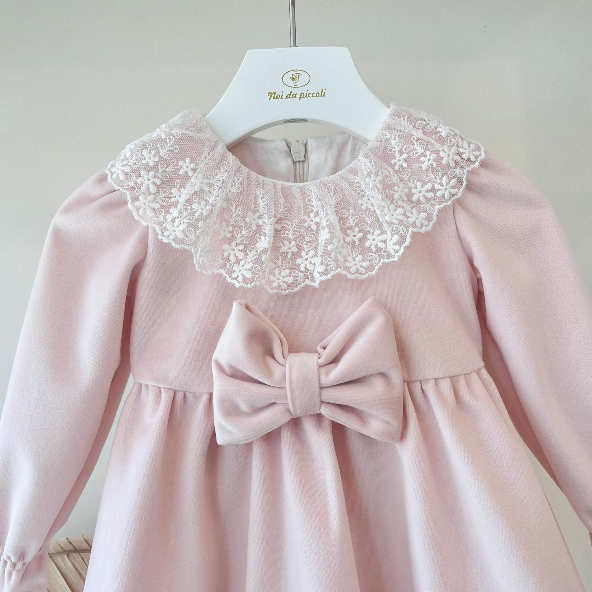 ABITO IN VELLUTO ROSA CON COLLO PIZZO