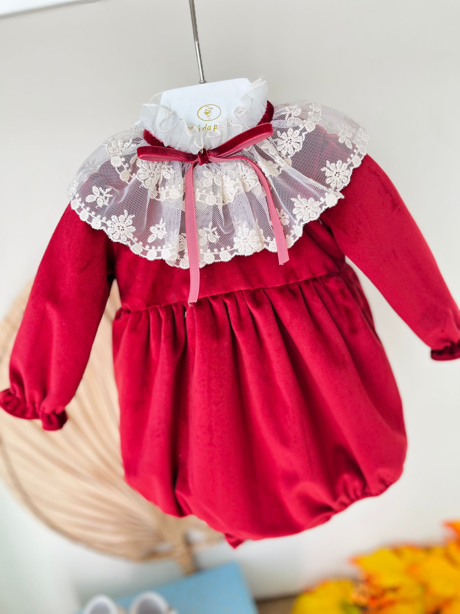 PAGLIACCETTO A MANICA LUNGA IN VELLUTINO CON COLLETTO CON FIORELLINI RICAMATI BORDEAUX - Noi da piccoli