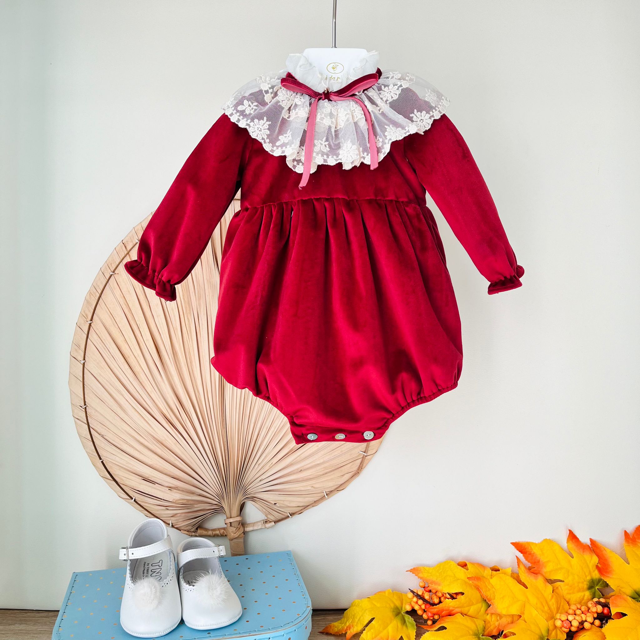 PAGLIACCETTO A MANICA LUNGA IN VELLUTINO CON COLLETTO CON FIORELLINI RICAMATI BORDEAUX - Noi da piccoli