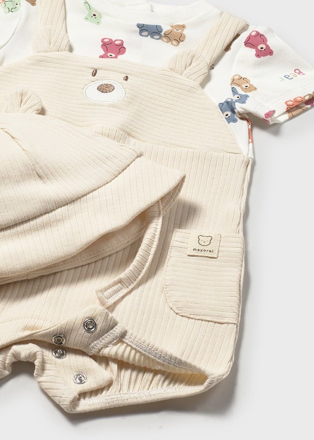 PAGLIACCETTO A SALOPETTE IN COTONE CON ORSETTI E CAPPELLINO ABBINATO CREMA - Noi da piccoli