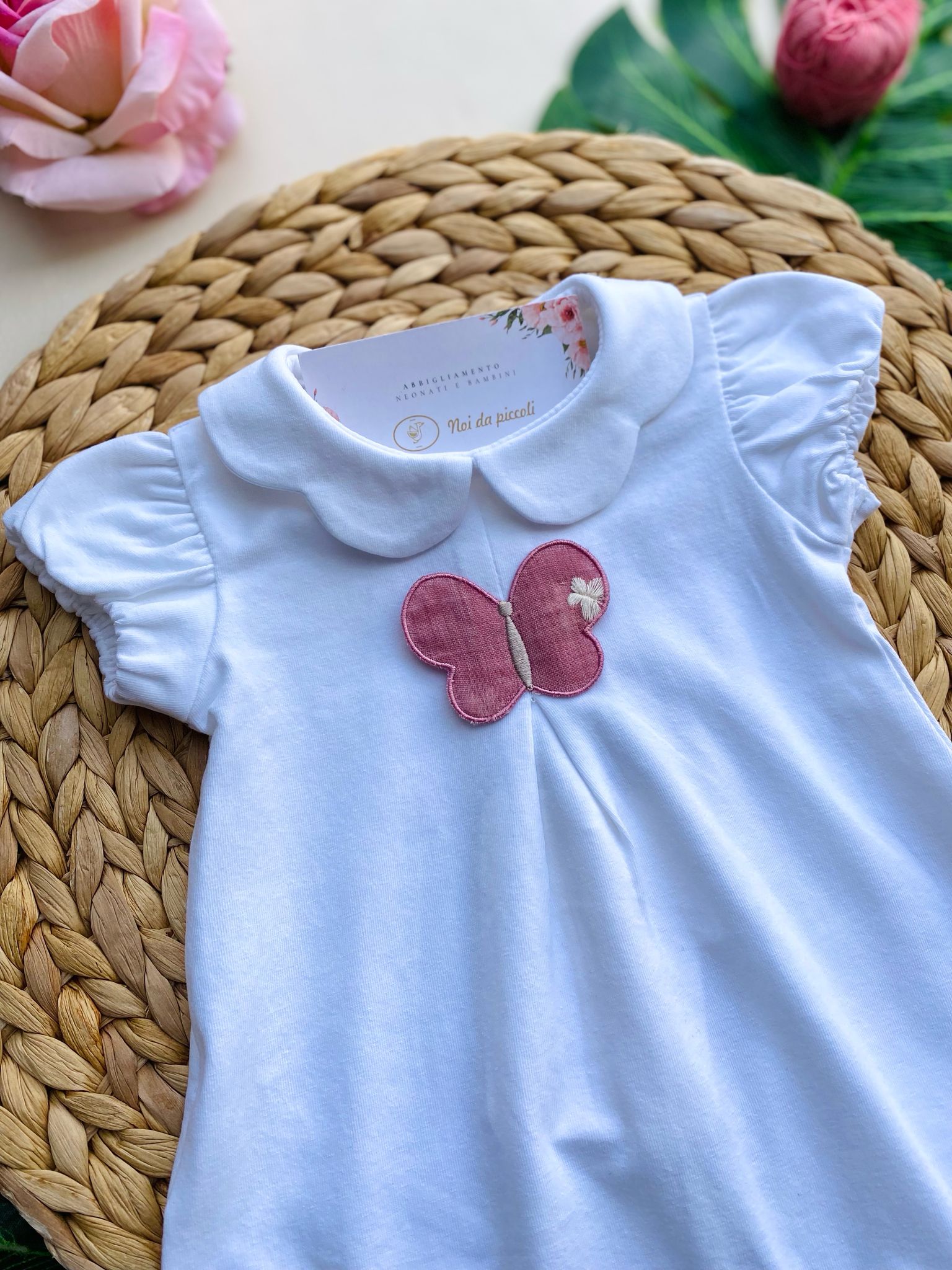 PAGLIACCETTO BIANCO CON FARFALLINA CENTRALE ROSA - Noi da piccoli