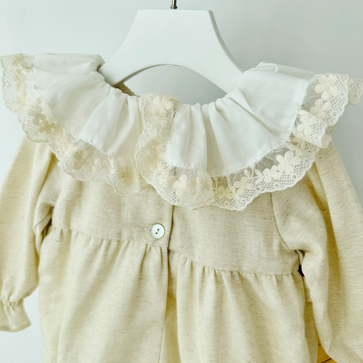 PAGLIACCETTO con dettagli in velluto e pizzo BEIGE - Noi da piccoli