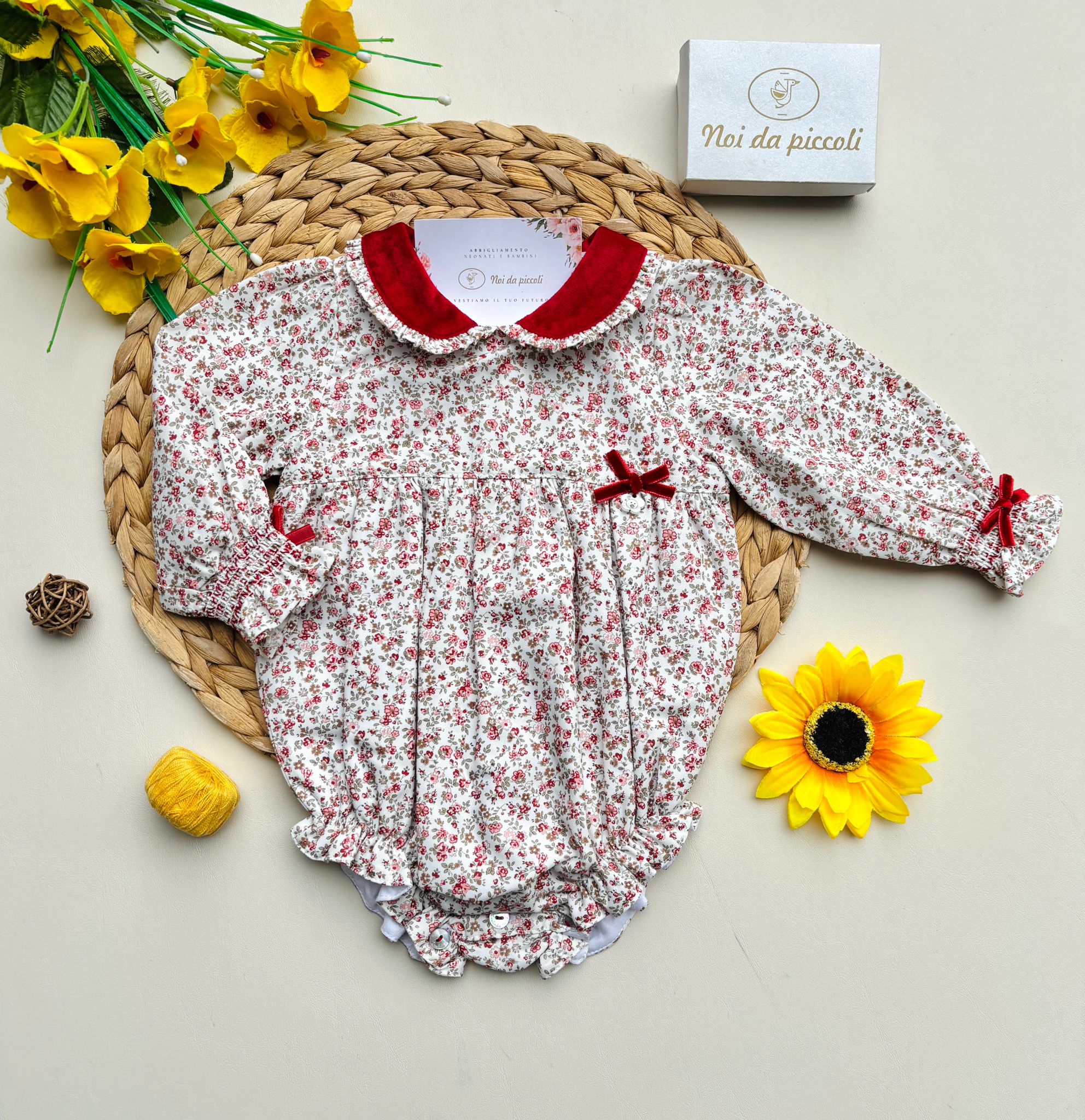 PAGLIACCETTO IN CALDO COTONE FLOREALE CON FIOCCHETTI E COLLETTO IN VELLUTO FLOREALE ROSSO - Noi da piccoli