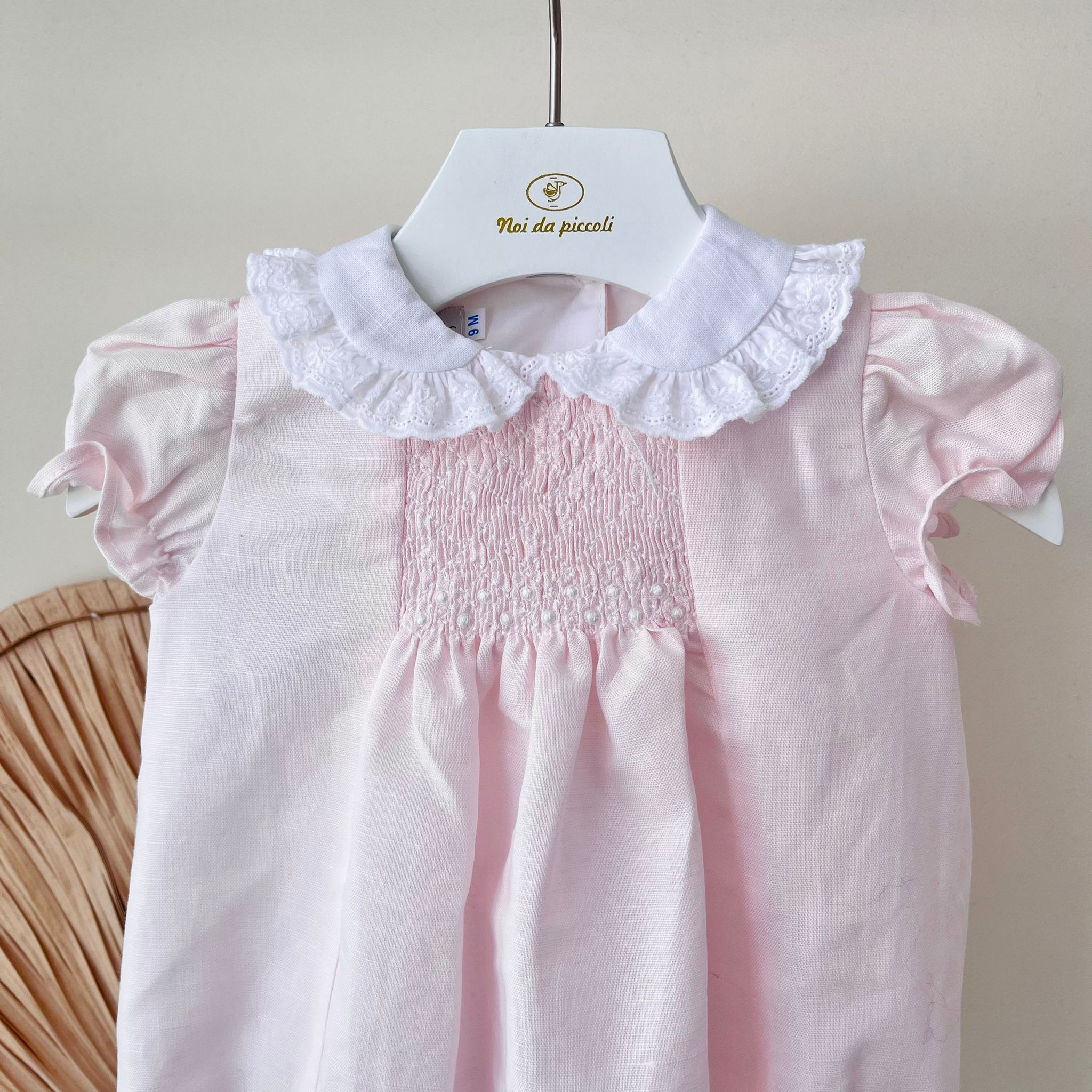 PAGLIACCETTO IN COTONE CON RICAMI E COLLETTO A FIORELLINI ROSA - Noi da piccoli