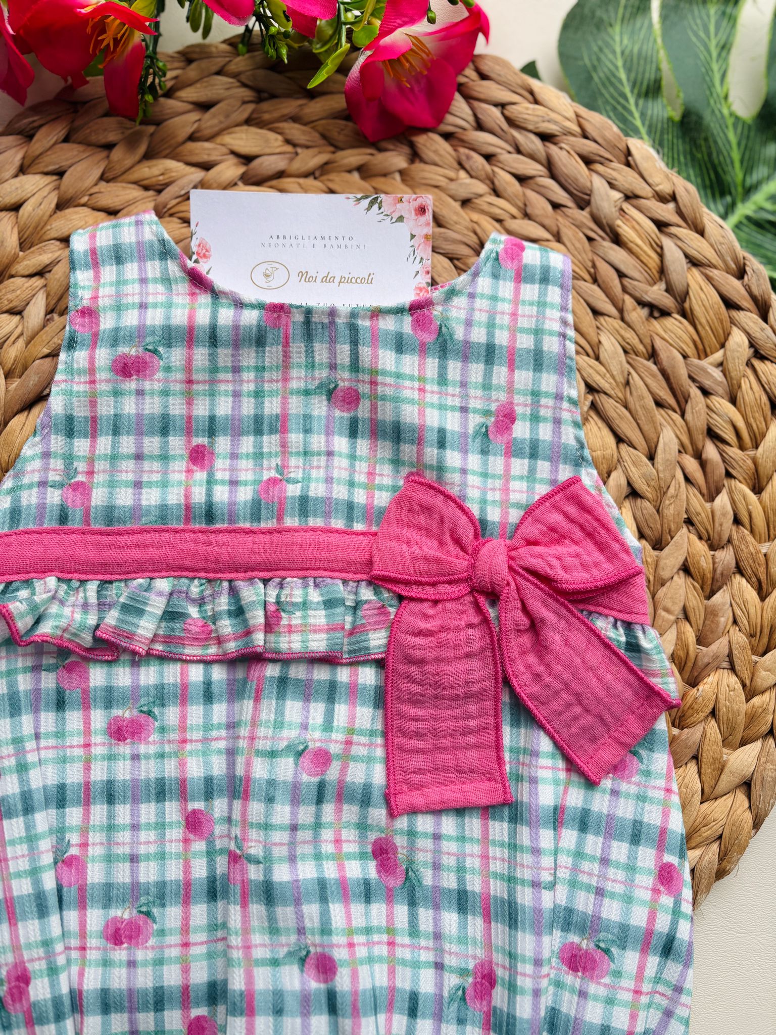 PAGLIACCETTO IN COTONE E ACRILICO A QUADRONI CON FASCIA E FIOCCHETTINO CENTRALE FUCSIA - Noi da piccoli