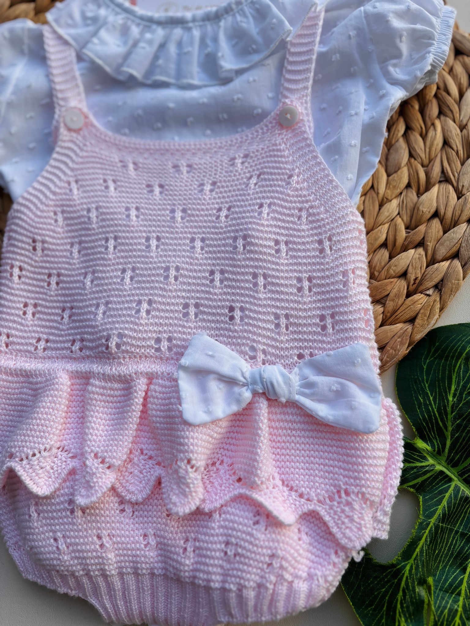 PAGLIACCETTO IN COTONE E ACRILICO CON FIOCCHETTO E MAGLIETTINA BIANCO ROSA - Noi da piccoli