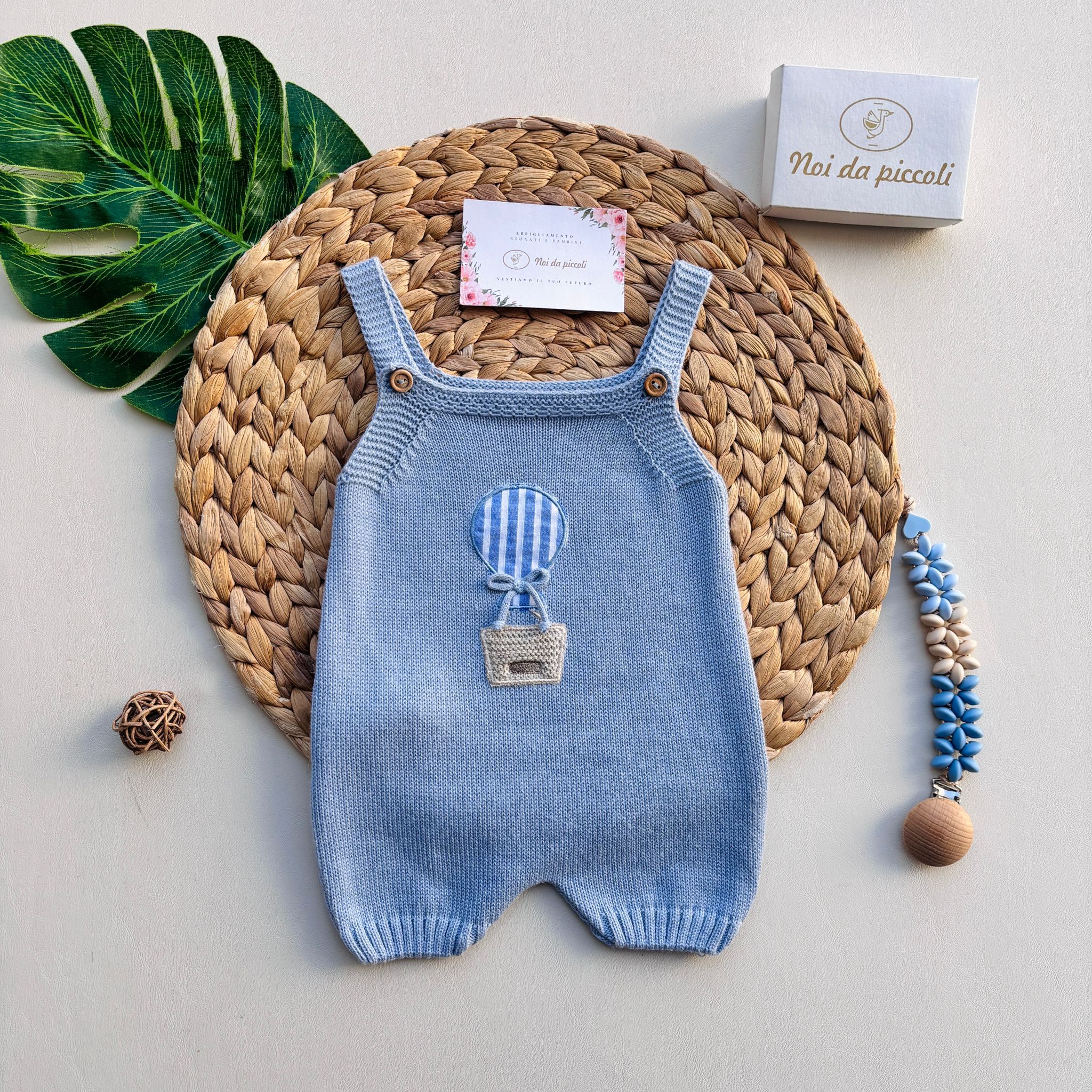 PAGLIACCETTO IN COTONE E ACRILICO CON PALLONCINO RIGATO E BOTTONCINI IN FINTO LEGNO CIELO - Noi da piccoli