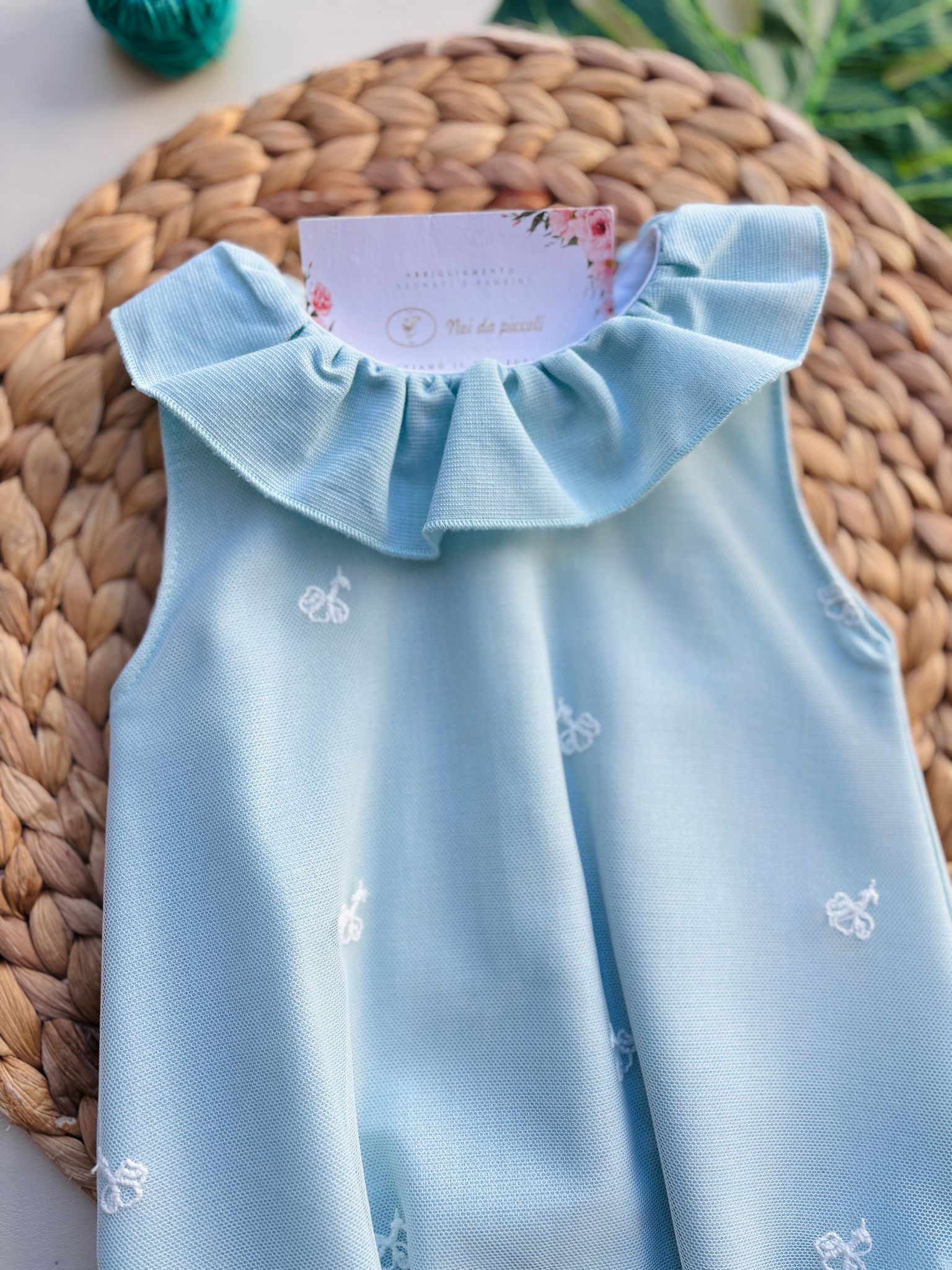 PAGLIACCETTO IN COTONE E LINO CON COLLETTO A VOLANT E DISEGNINI VERDE ACQUA - Noi da piccoli