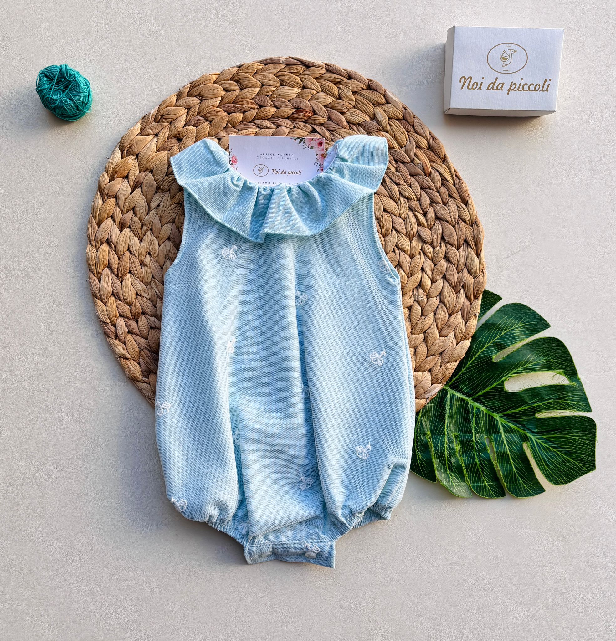 PAGLIACCETTO IN COTONE E LINO CON COLLETTO A VOLANT E DISEGNINI VERDE ACQUA - Noi da piccoli