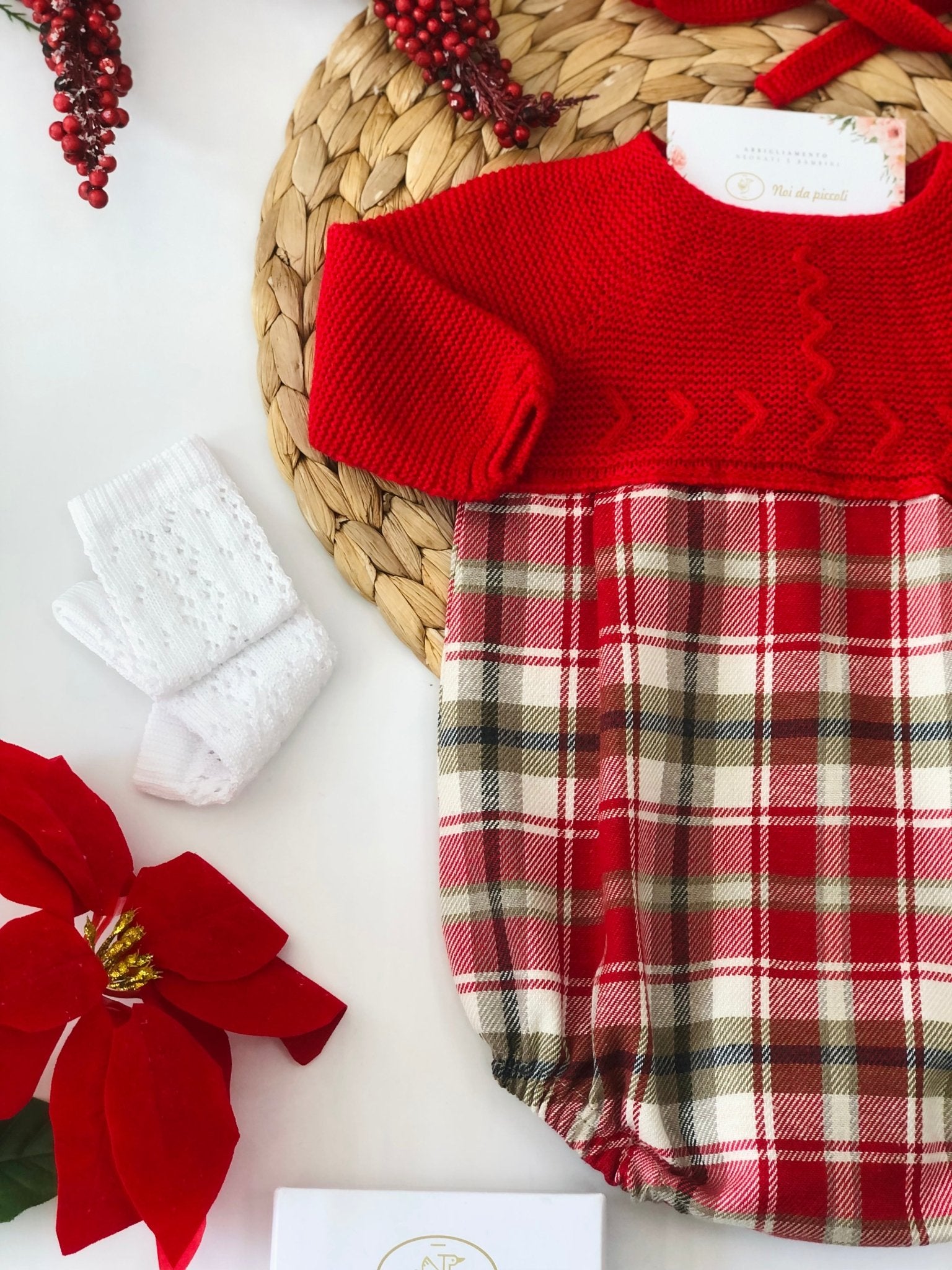 PAGLIACCETTO IN FILATO E FLANELLA CON CUFFIA BEIGE E ROSSO - Noi da piccoli