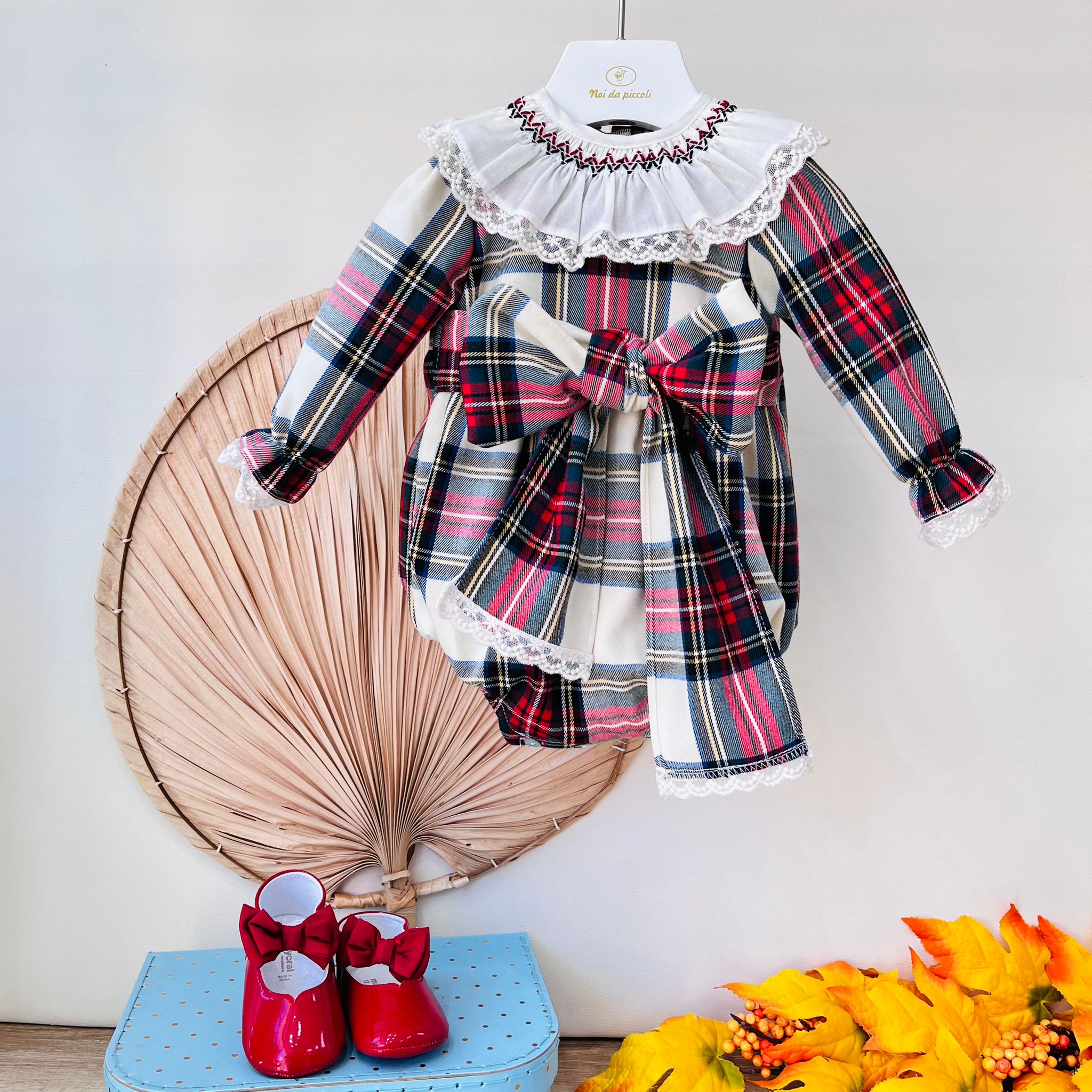 PAGLIACCETTO IN TARTAN CON COLLETTO A VOLANT RICAMATO ROSSO TARTAN - Noi da piccoli