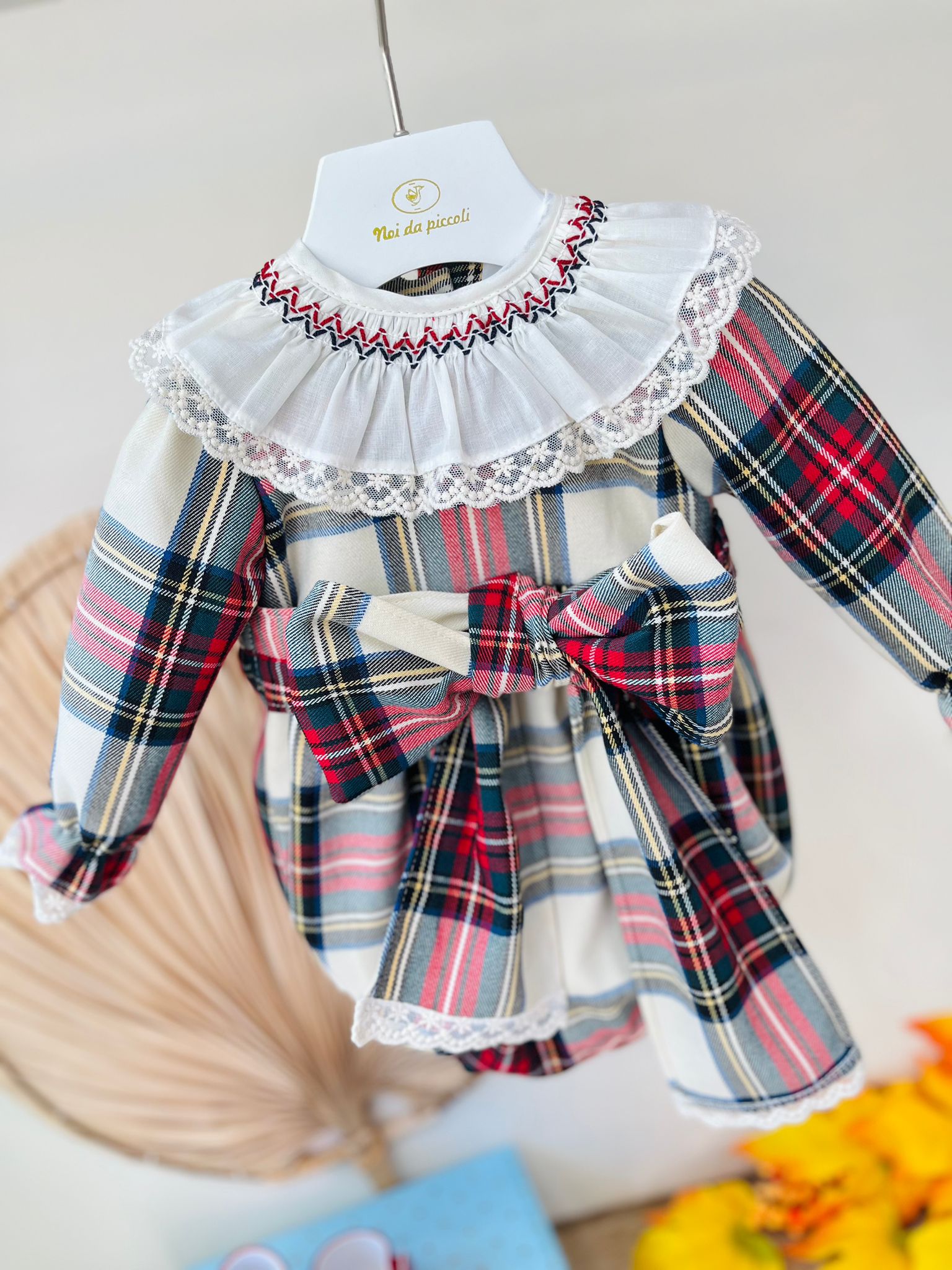 PAGLIACCETTO IN TARTAN CON COLLETTO A VOLANT RICAMATO ROSSO TARTAN - Noi da piccoli