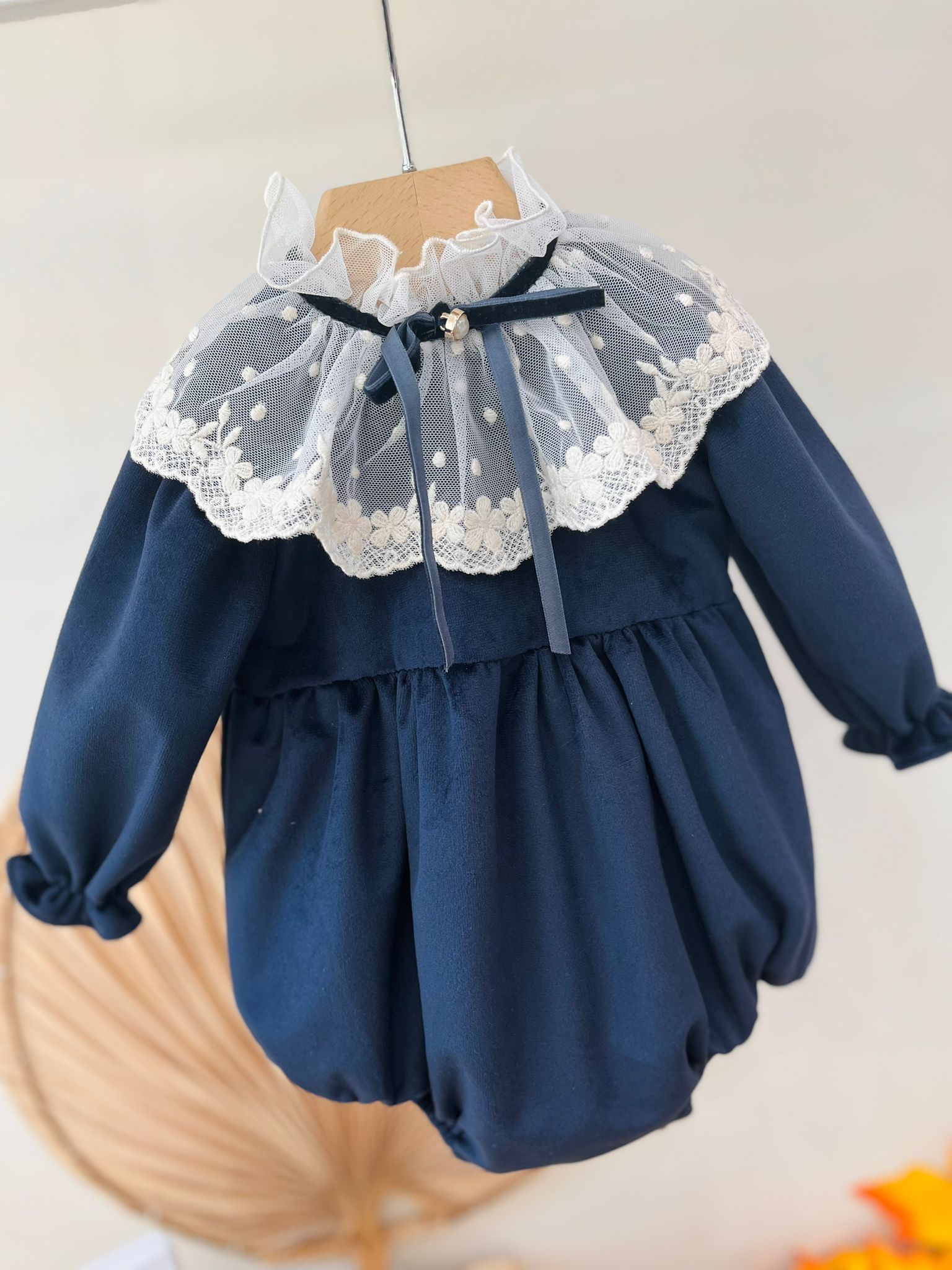 PAGLIACCETTO IN VELLUTINO CON COLLETTO A POIS E FIORELLINI RICAMATI BLU NOTTE - Noi da piccoli