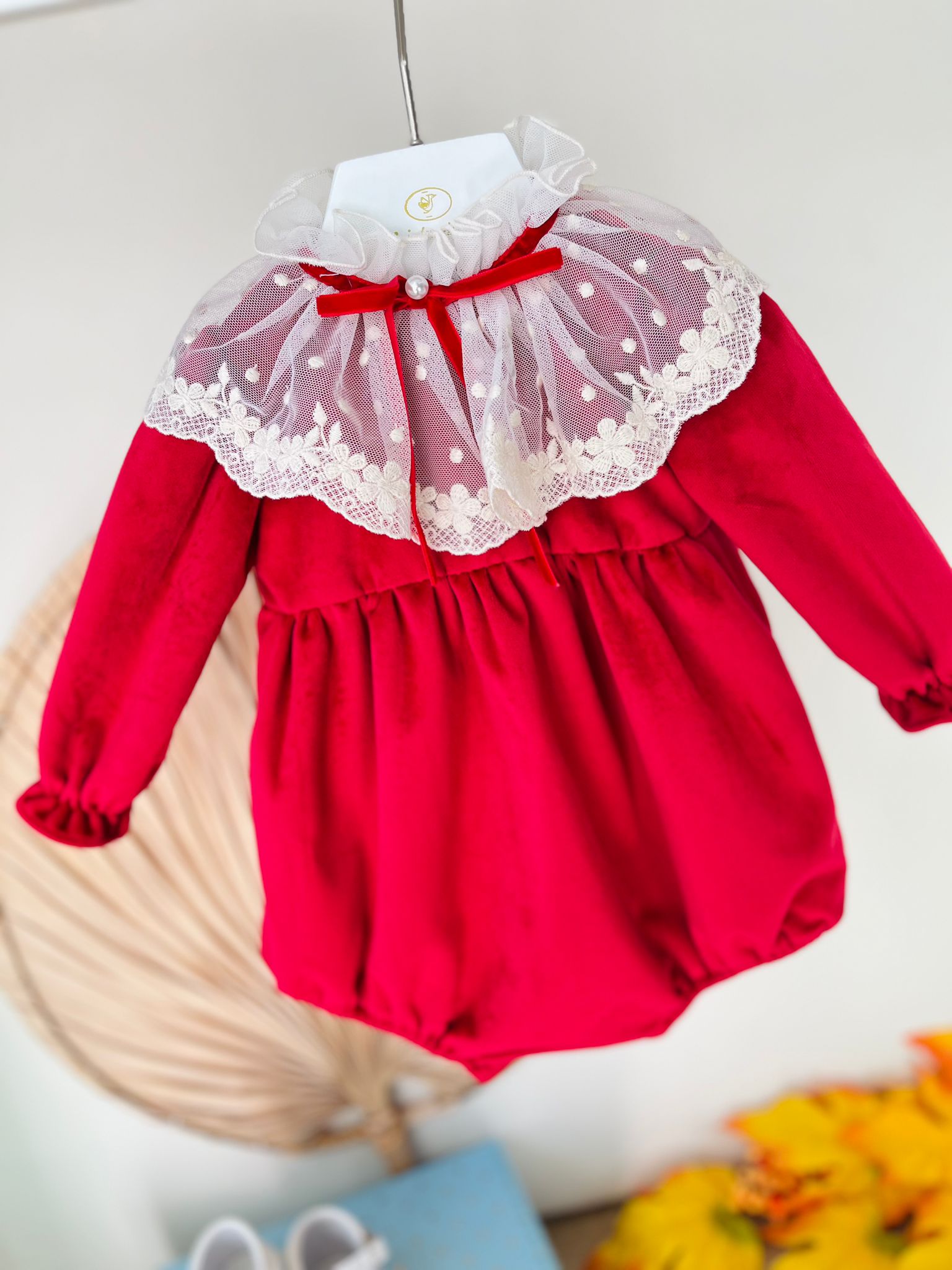 PAGLIACCETTO IN VELLUTINO CON COLLETTO A POIS E FIORELLINI RICAMATI ROSSO - Noi da piccoli